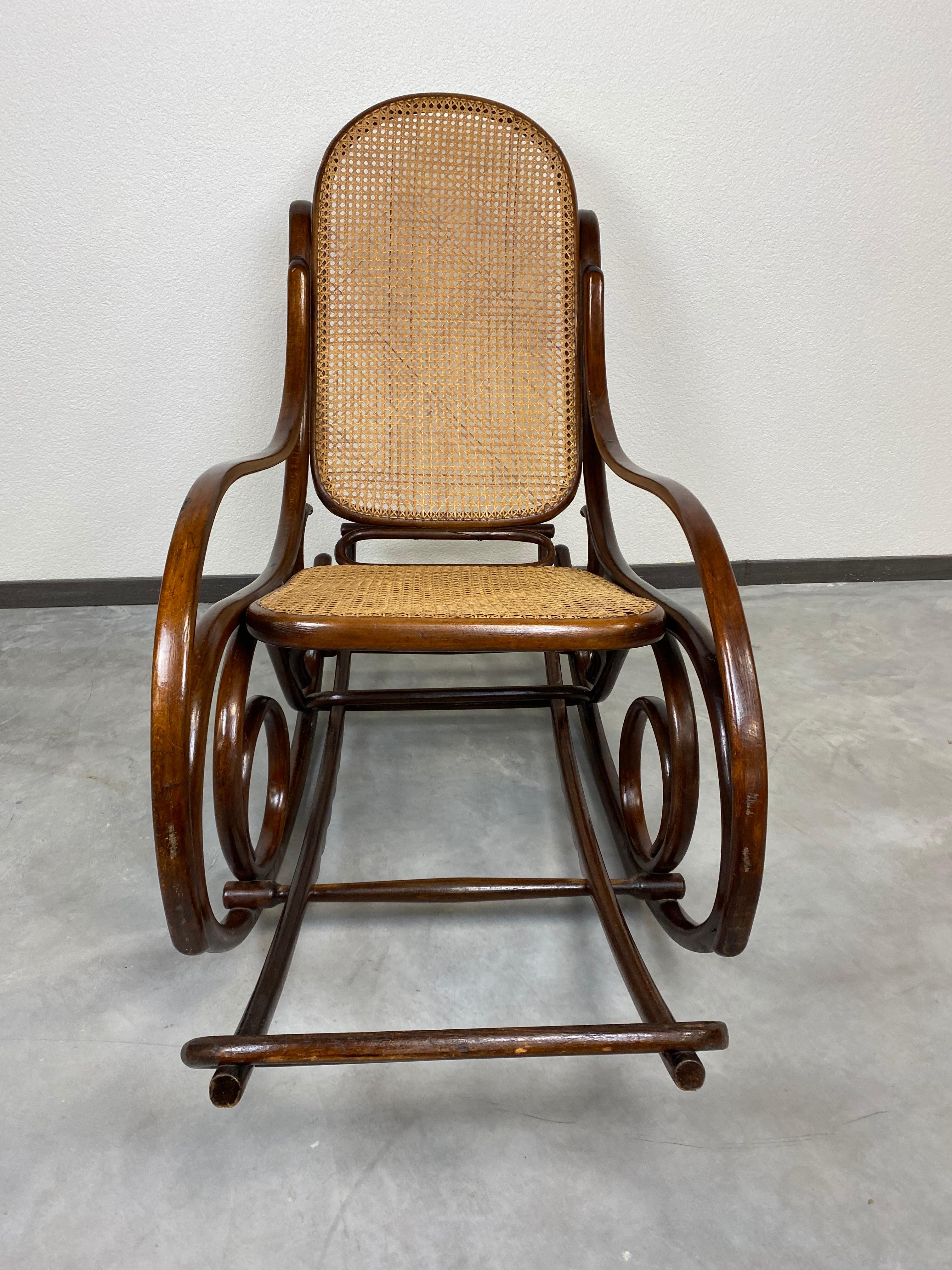 Thonet rocking chair no.7014 in very good original condition. Original rattan seat.
