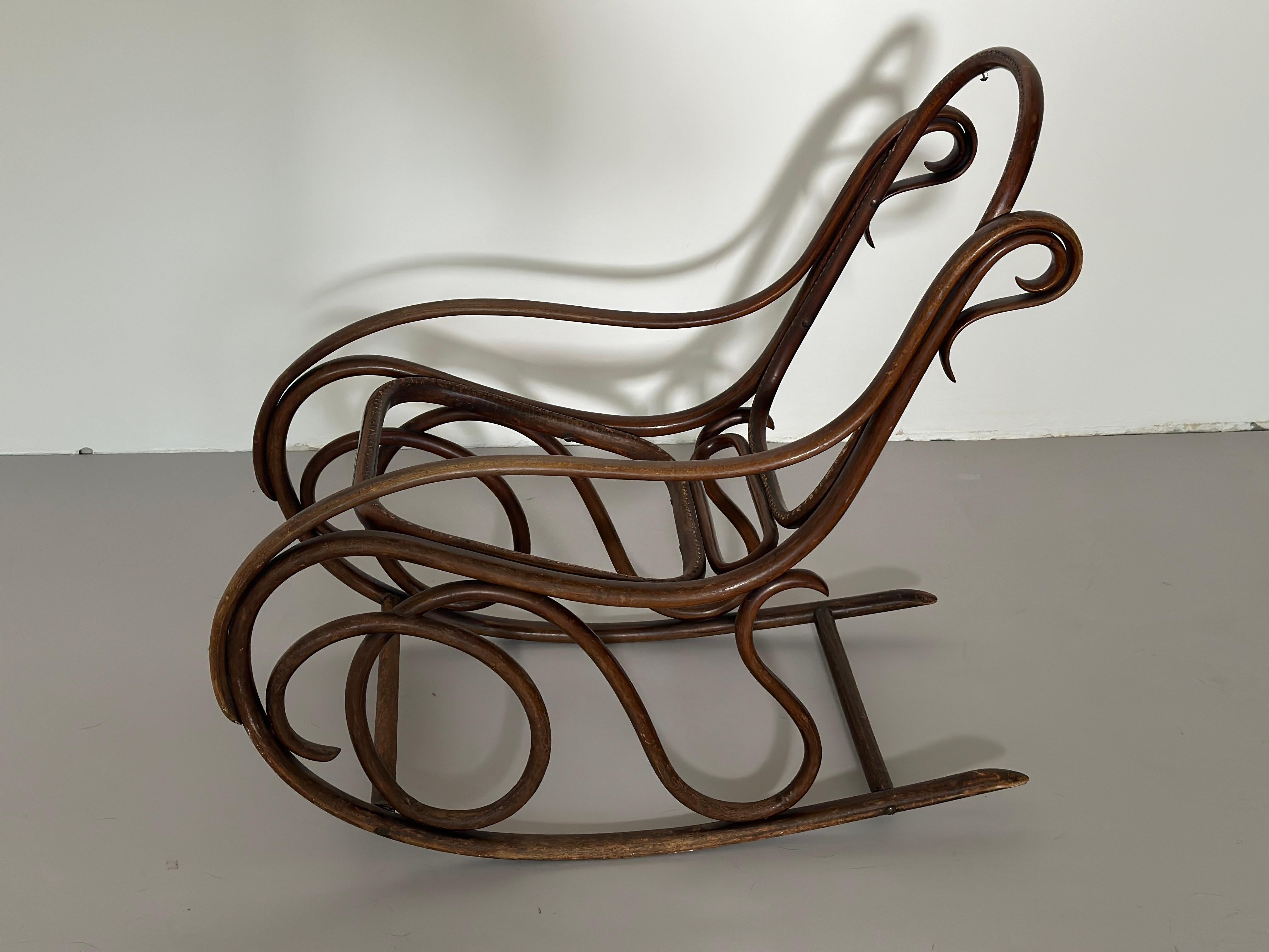 Art nouveau Chaise à bascule Thonet Nr. 6  en vente