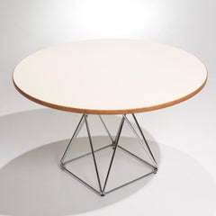 Runder Thonet-Esstisch mit Eiffel-Sockel