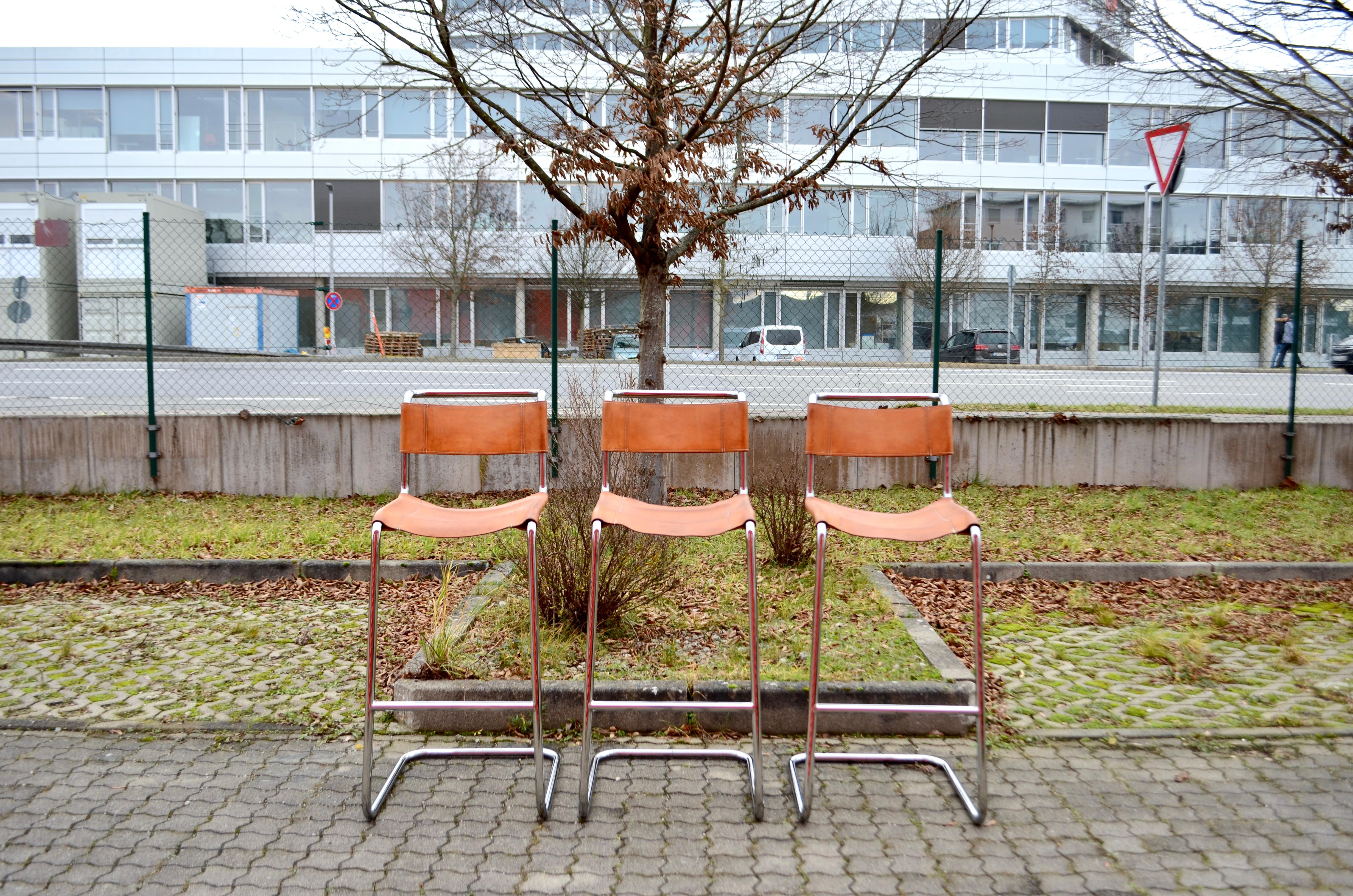 Estos raros taburetes de bar Cantilever vintage son clásicos de la Bauhaus y fueron diseñados en 1926 por Mart Stam y fabricados por Thonet con el nombre Model S39 L.
Se fabricaron en los años 70.
Es un cuero grueso de curtido vegetal para silla de