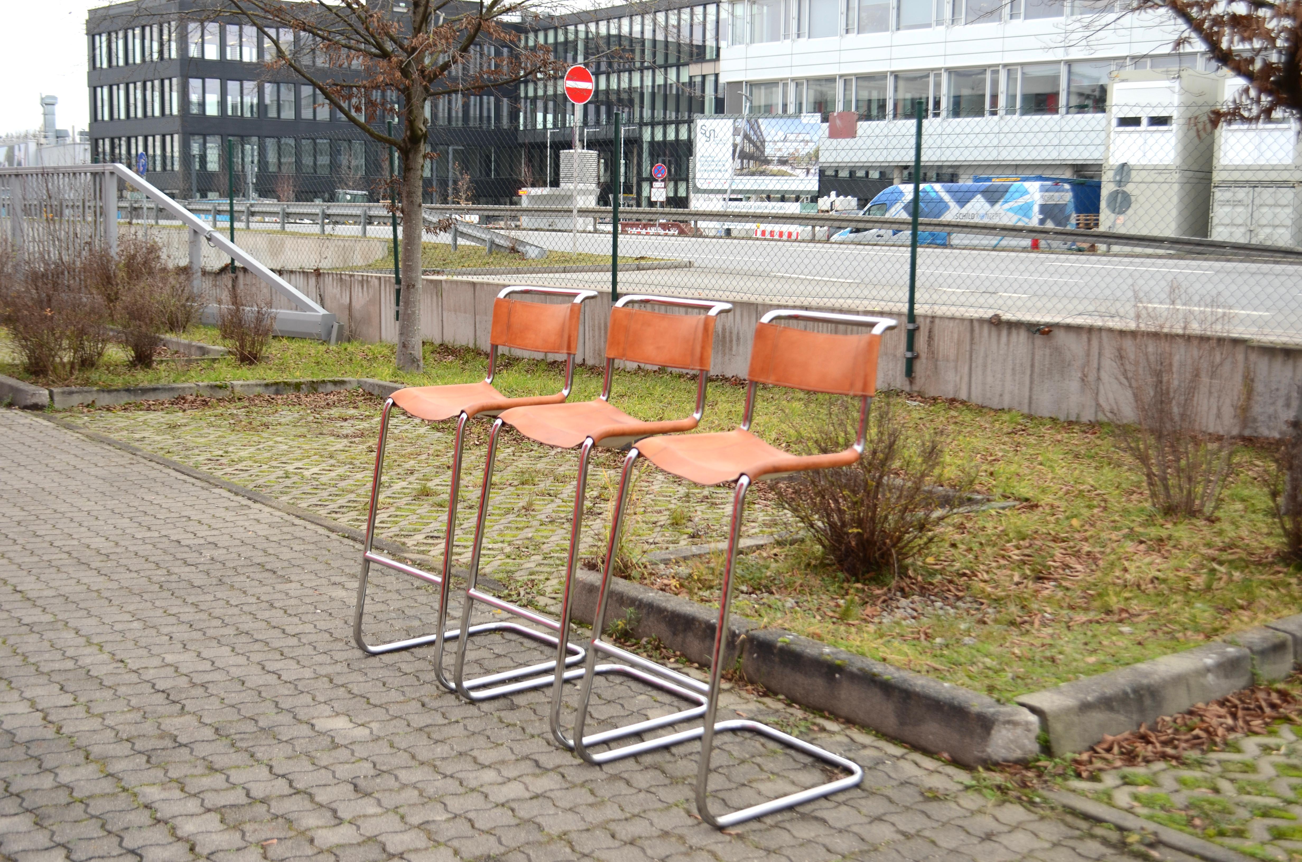 Thonet S 39 L  Silla taburete de bar de cuero vegetal coñac Mart Stam Lote de 3 siglo XX en venta