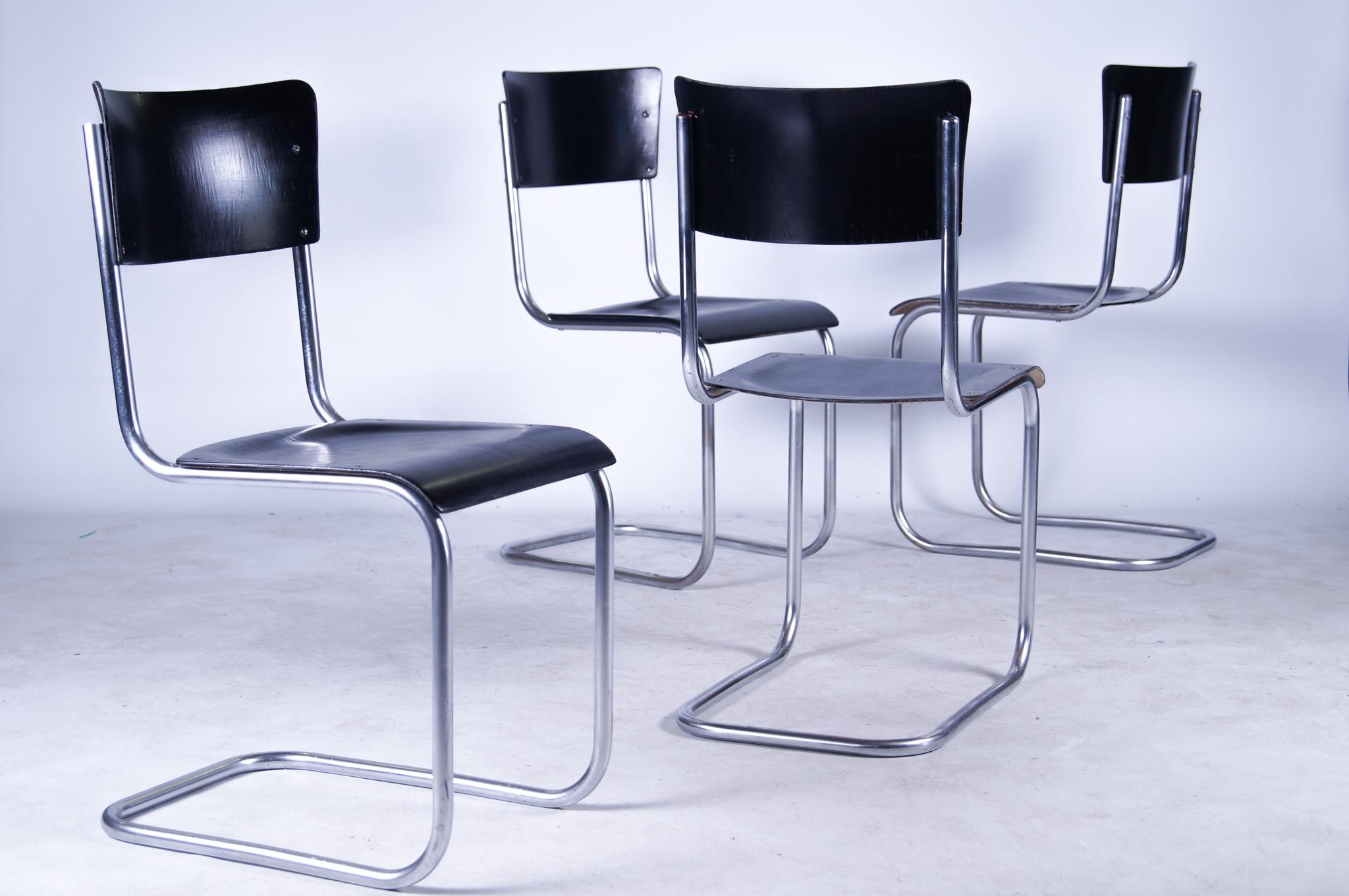 Thonet S43 by Mart Stam - set of 4
 

The Thonet S43 chairs, designed by Mart Stam, is one of the first cantilever models in furniture history. All Mart Stam furniture designs are characterized by their sleek shape, their pure construction and