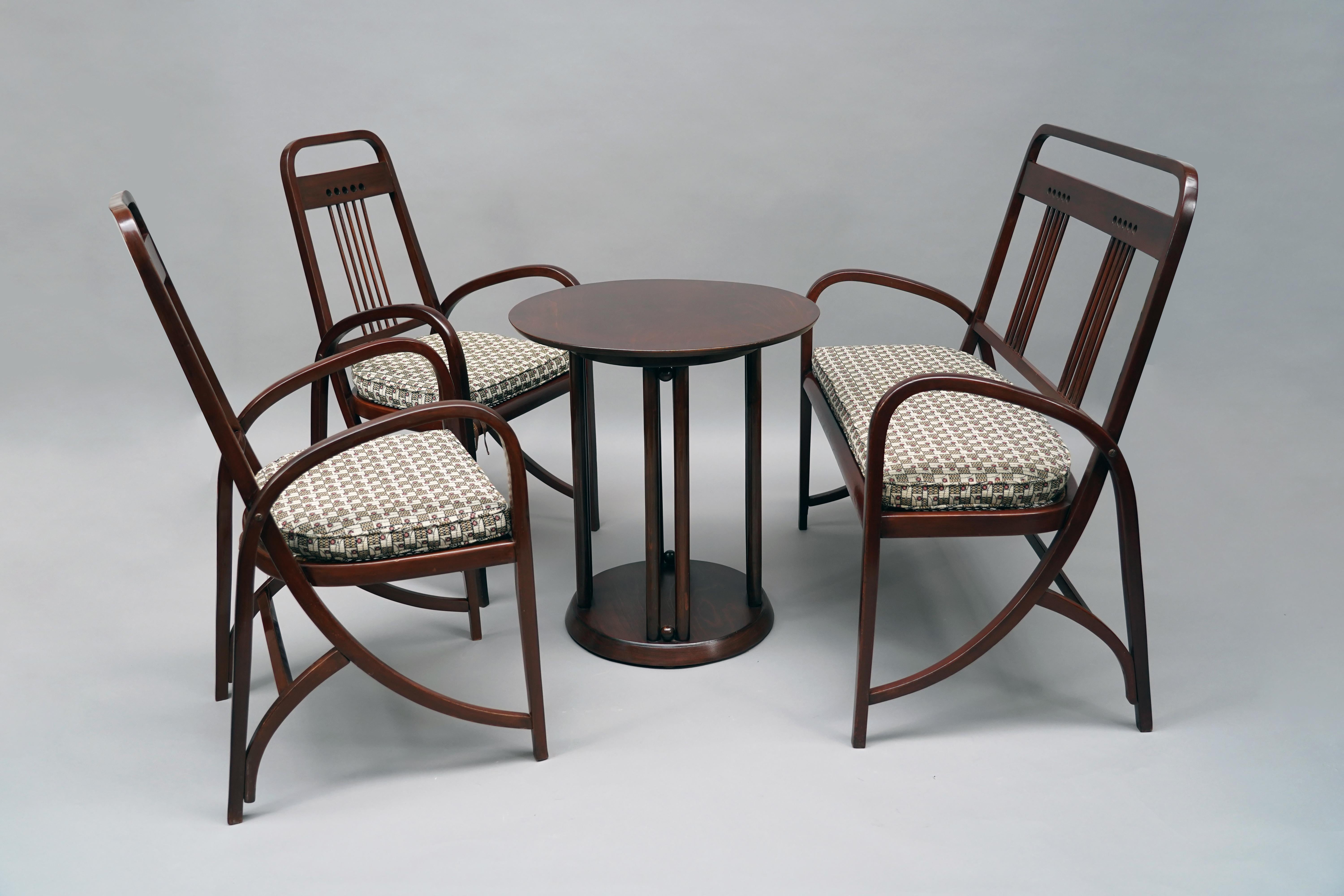 Stamped and bearing the label THONET WIEN

Armchairs – Height : 106 cm (41,7 in.) ; Width : 54,5 cm (21,5 in.) ; Depth : 55 cm (21,7 in.)
Sofa – Height : 106 cm (41,7 in.) ; Length : 105,5 cm (41,5 in.) ; Depth : 53,5 cm (21 in.)
Gueridon – Height :