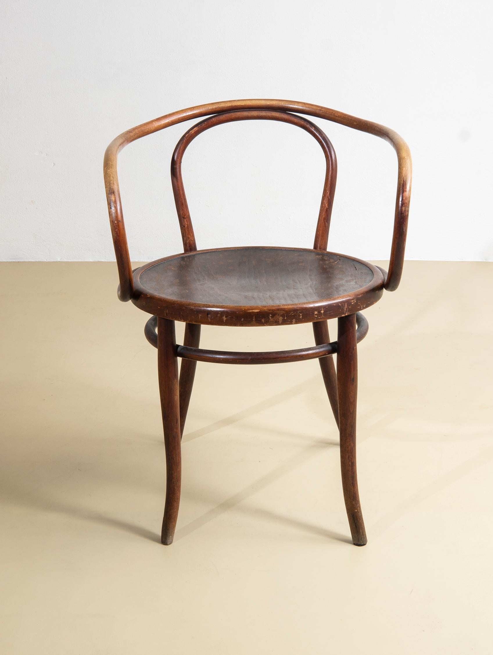 Gebrüder Thonet, Sedia  6009, successivamente B9 detta anche  'sedia Corbusier', 1904 circa. Legno di faggio, legno di faggio curvato, compensato, tinto scuro. Questa sedia divenne famosa quando Le Cobusier la utilizzò per il suo 
