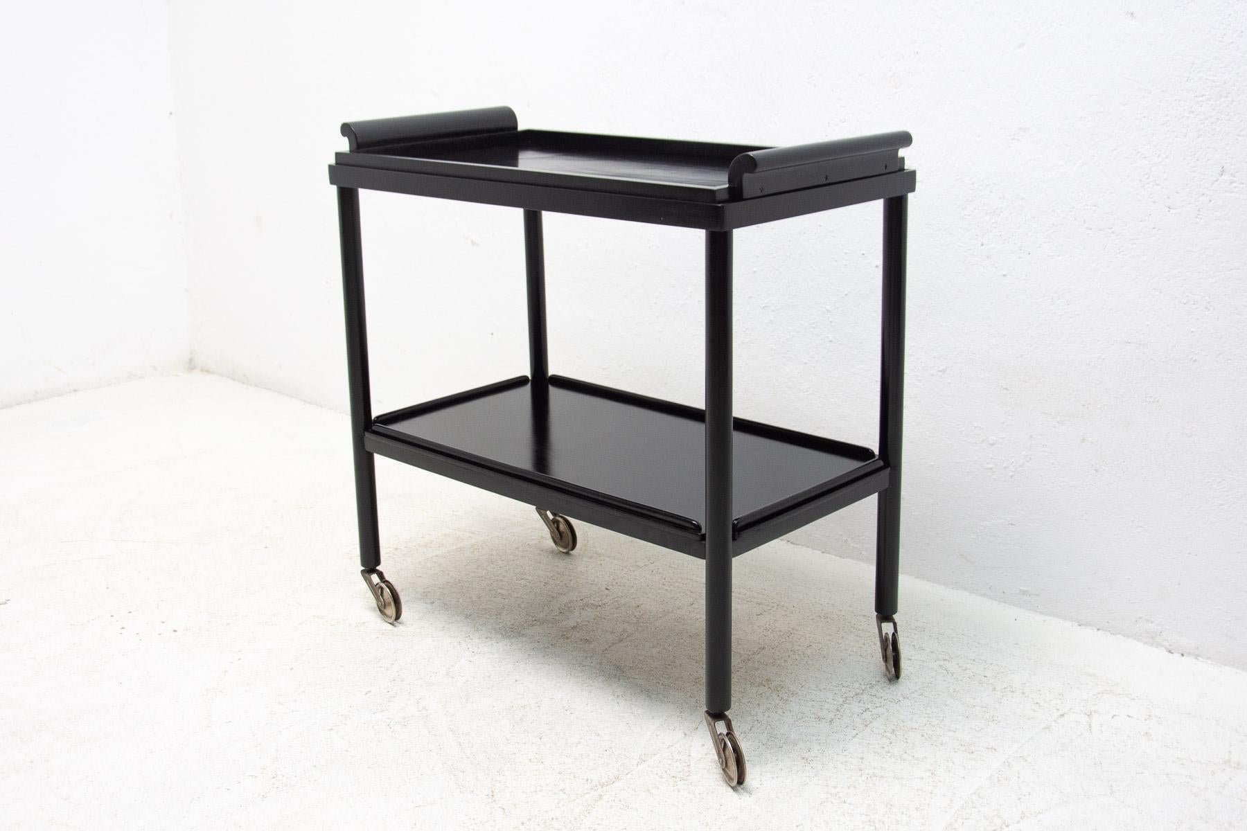 This Art Deco serving trolley catalogue No. T-359 was made in the 1930s by the Thonet Company. The table was completely refurbished so it´s in very good condition. The top plate is removable. It´s is made of dark stained beech wood. The THONET