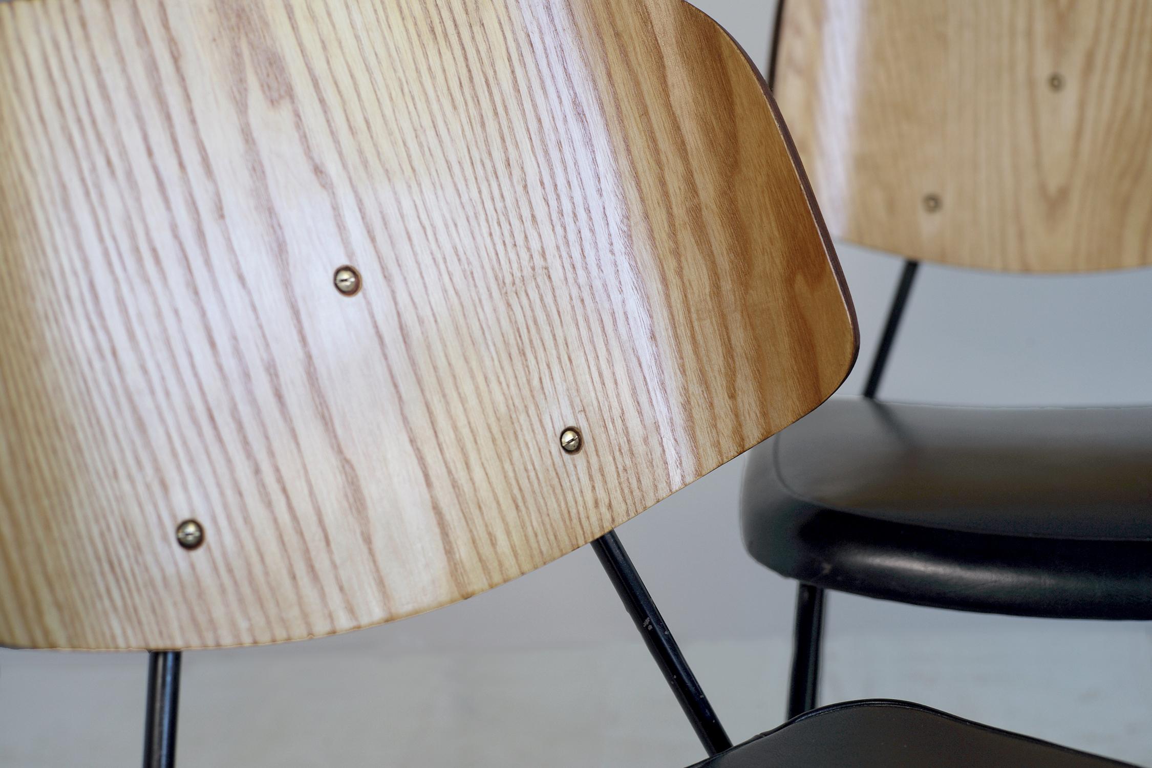 Set di 3 sedie variante della CM 190 edita da Thonet, Francia, 1950. Seduta in ecopelle nera, struttura tubolare laccata nera e schienale in compensato curvato impiallacciato in frassino oliato.