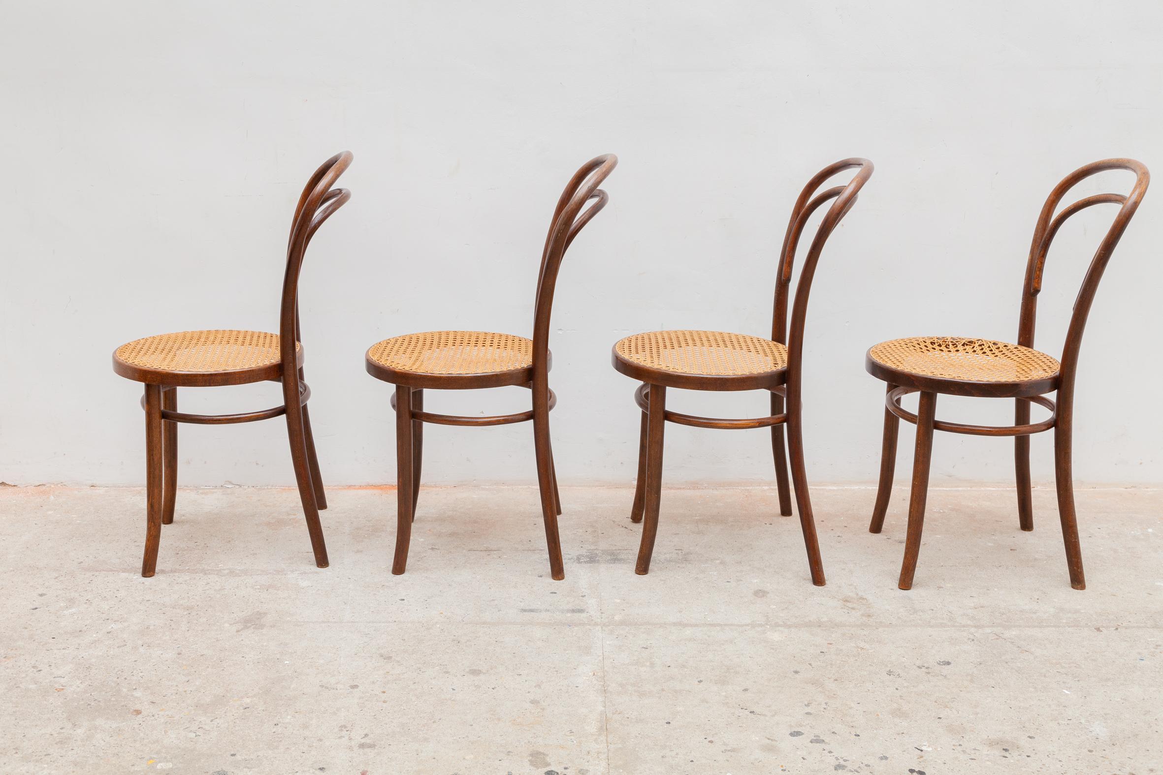 Thonet Set of Four No.14 Chairs and Two Stools, 1930s, Austria In Good Condition In Antwerp, BE