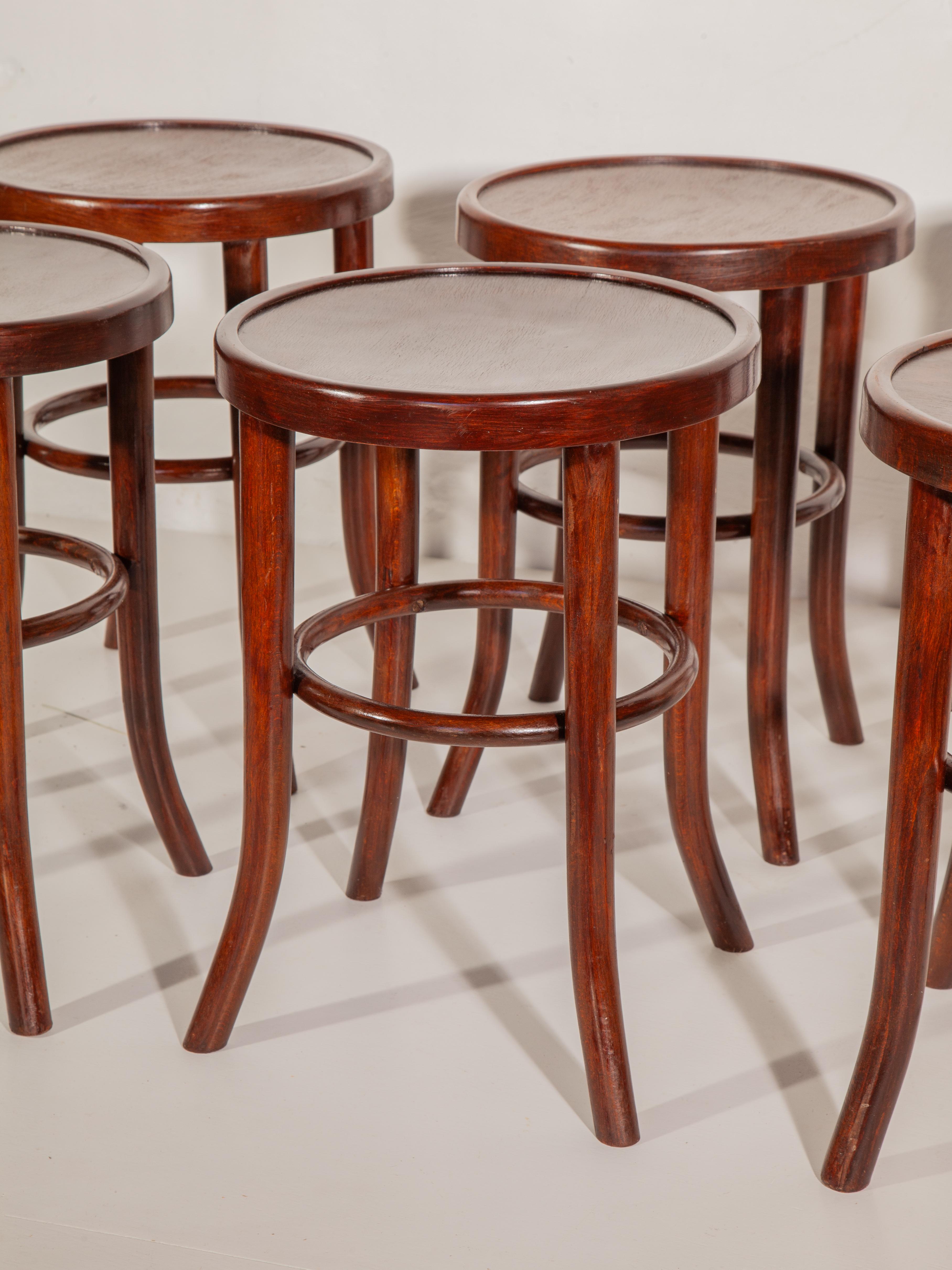 Juego de seis taburetes Thonet Hecho a mano en venta