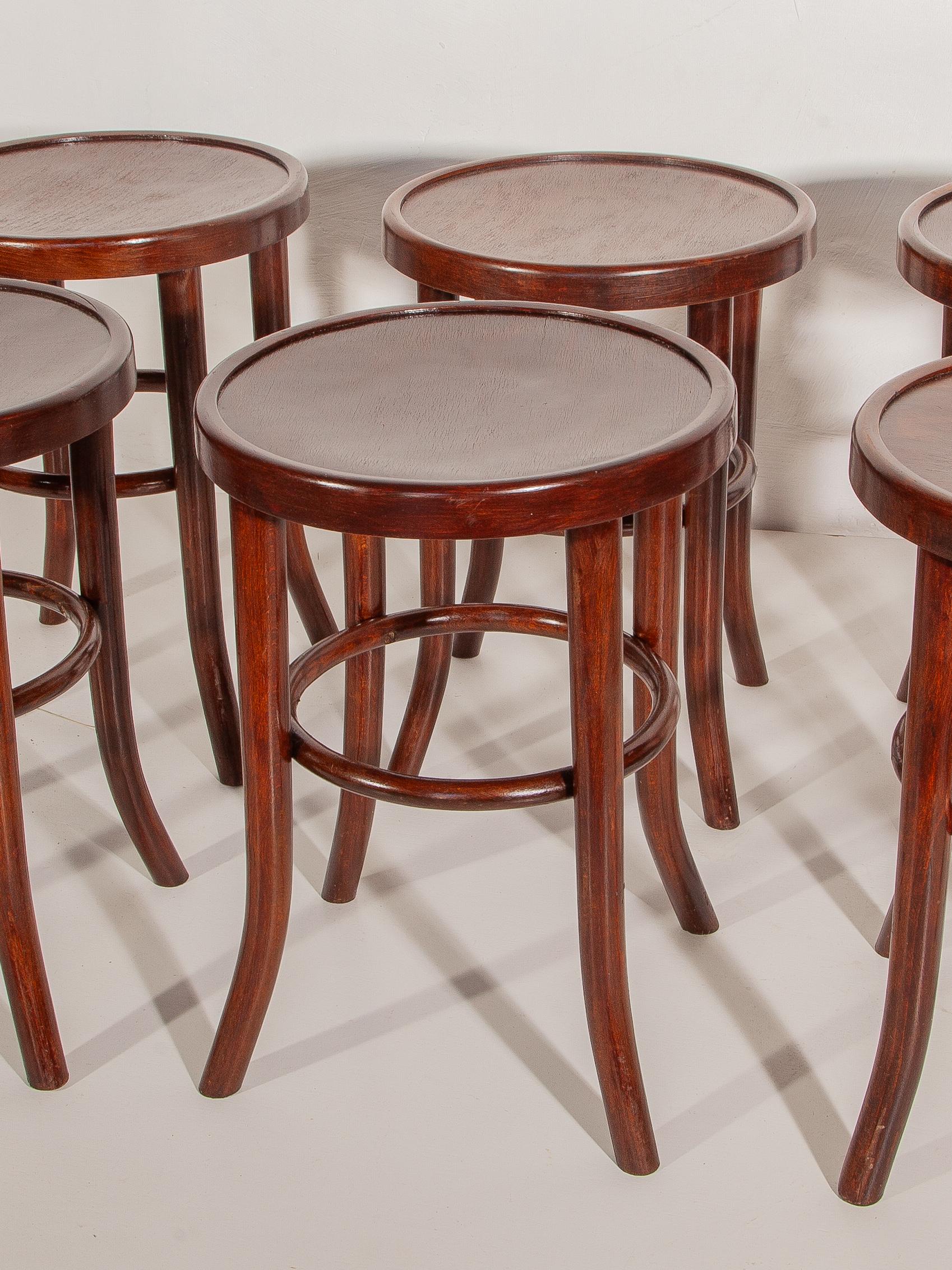 Juego de seis taburetes Thonet mediados del siglo XX en venta