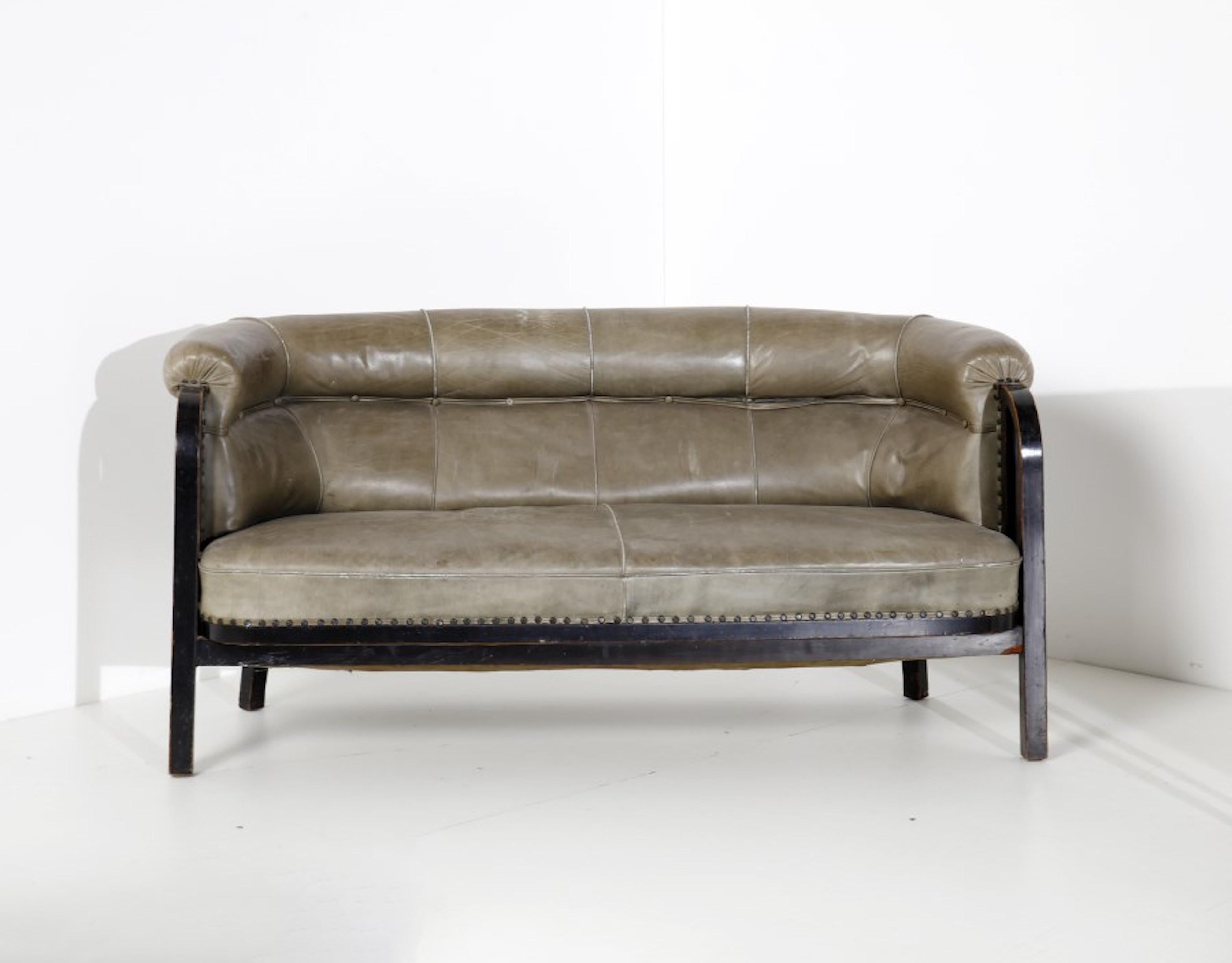 Thonet Sofa Nr. 6533 von Marcel Kammerer, Österreich (Wien),  ab 1910

Das seltene Sofa ist Teil einer größeren Garnitur des berühmten österreichischen Designers Kammerer, zu der auch die entsprechenden Sessel und zwei Stühle gehören. Es handelt