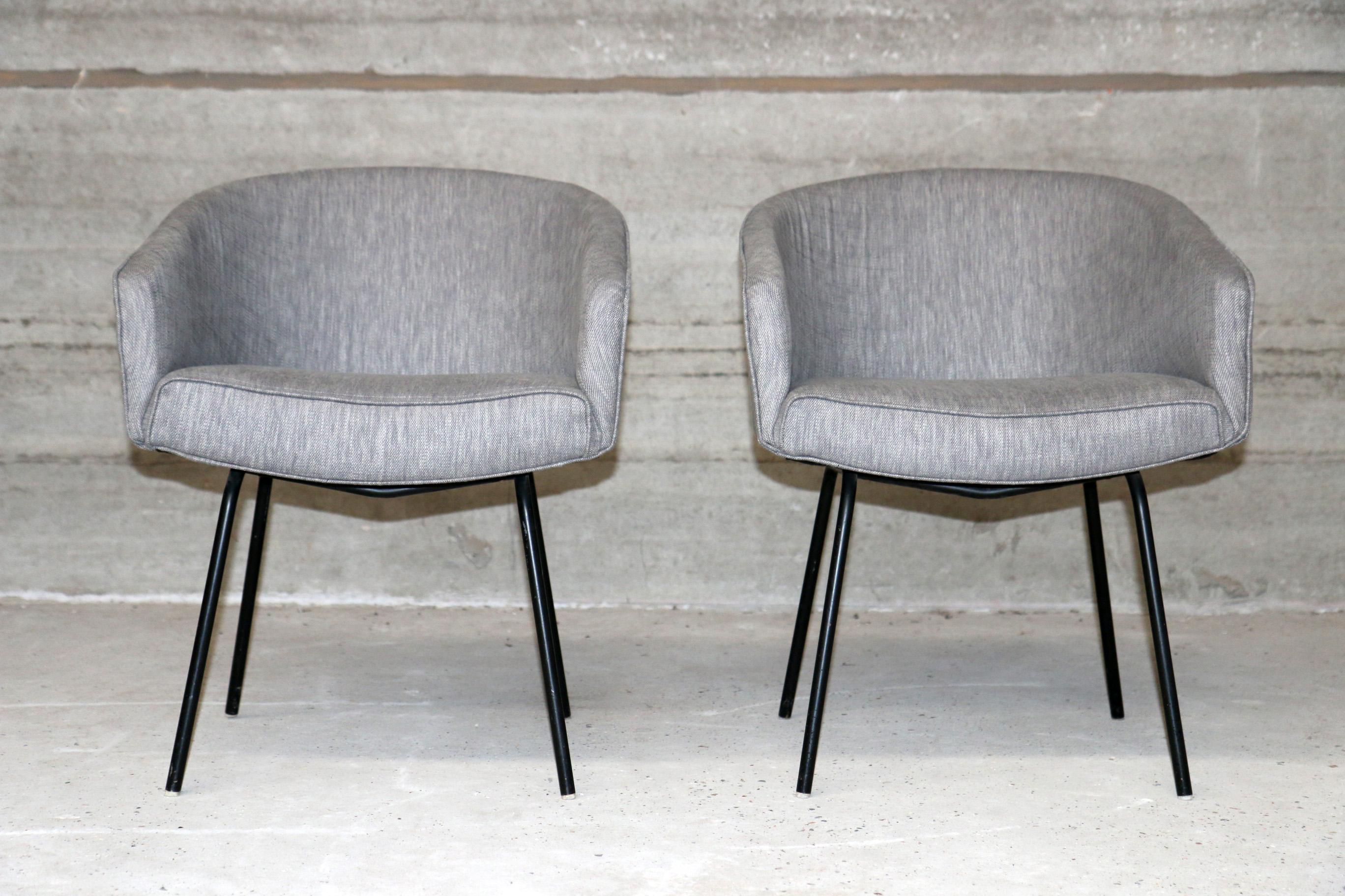 Very rare!! 2 armchairs and 1 footstool designed by Hanno von Gustedt for Thonet. 1960. Black lacquered steel base in very good condition. Stain free grey fabric is used for the re-upholstery.
High seating comfort and beautiful mouse grey