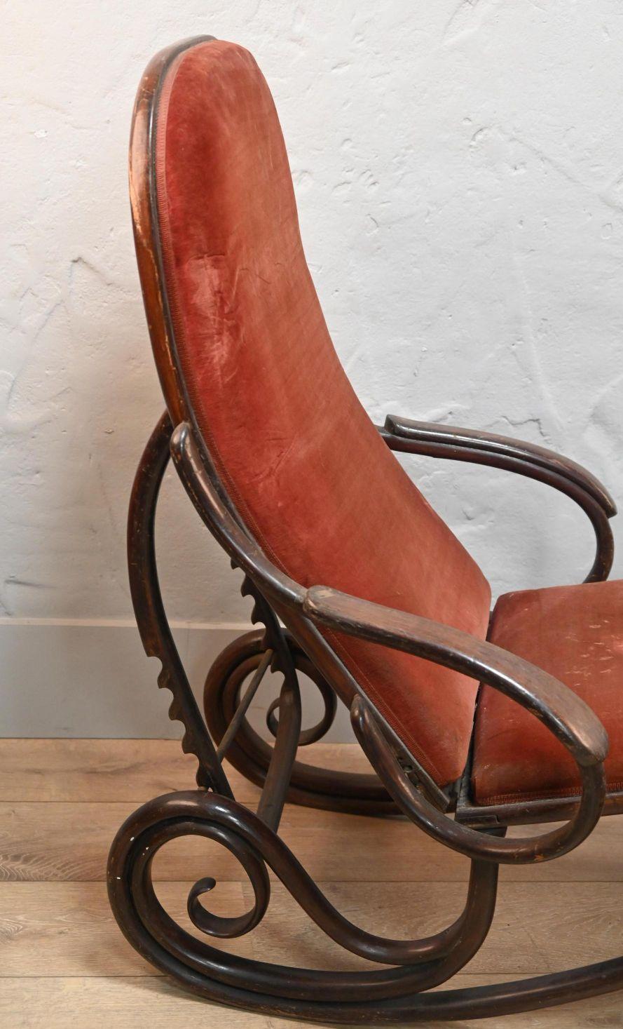 Vienna Secession Thonet, stained and curved wooden daybed covered with velvet For Sale