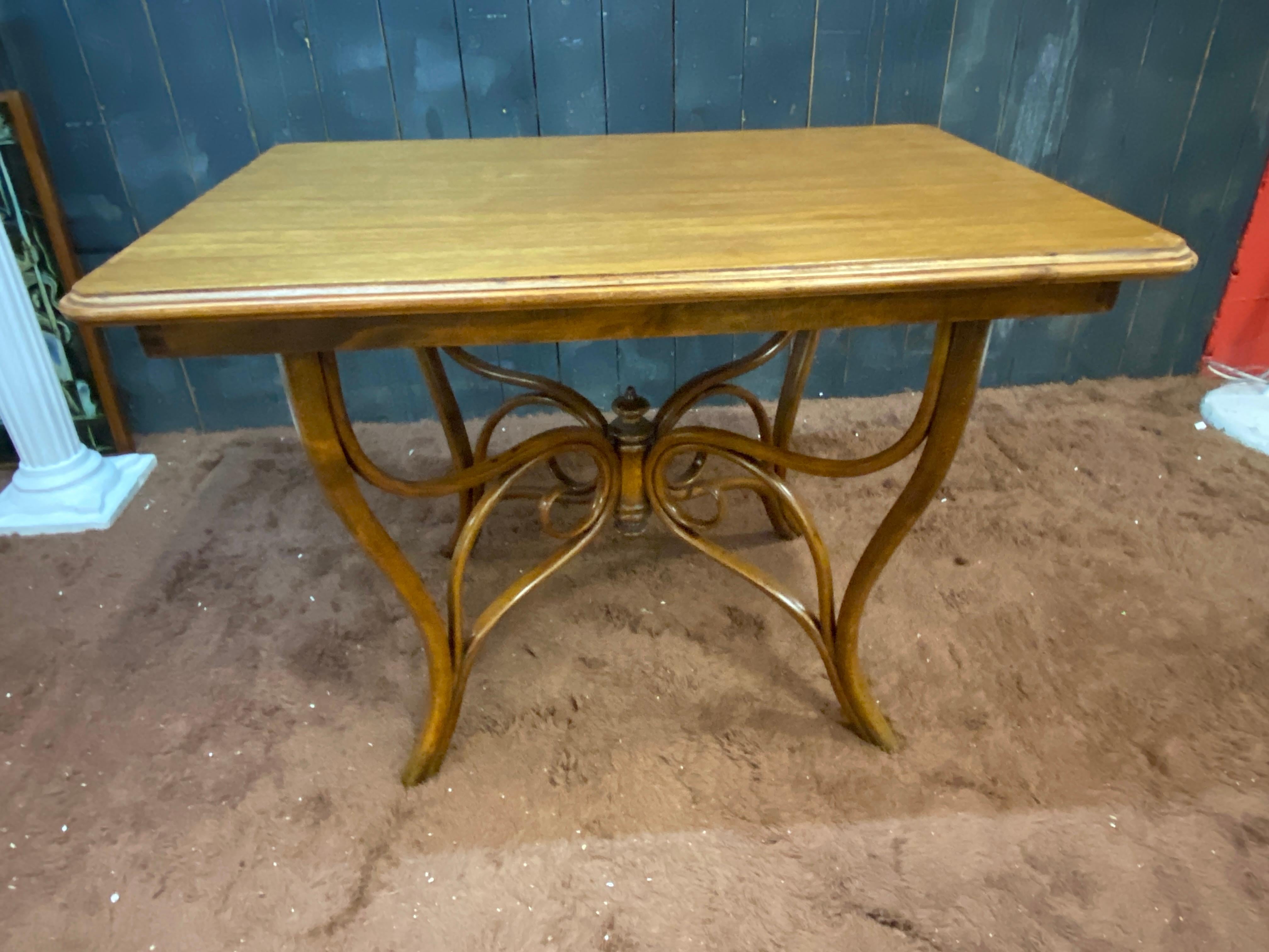 Table en noyer de style Thonet Art Nouveau, circa 1900 Bon état - En vente à Saint-Ouen, FR