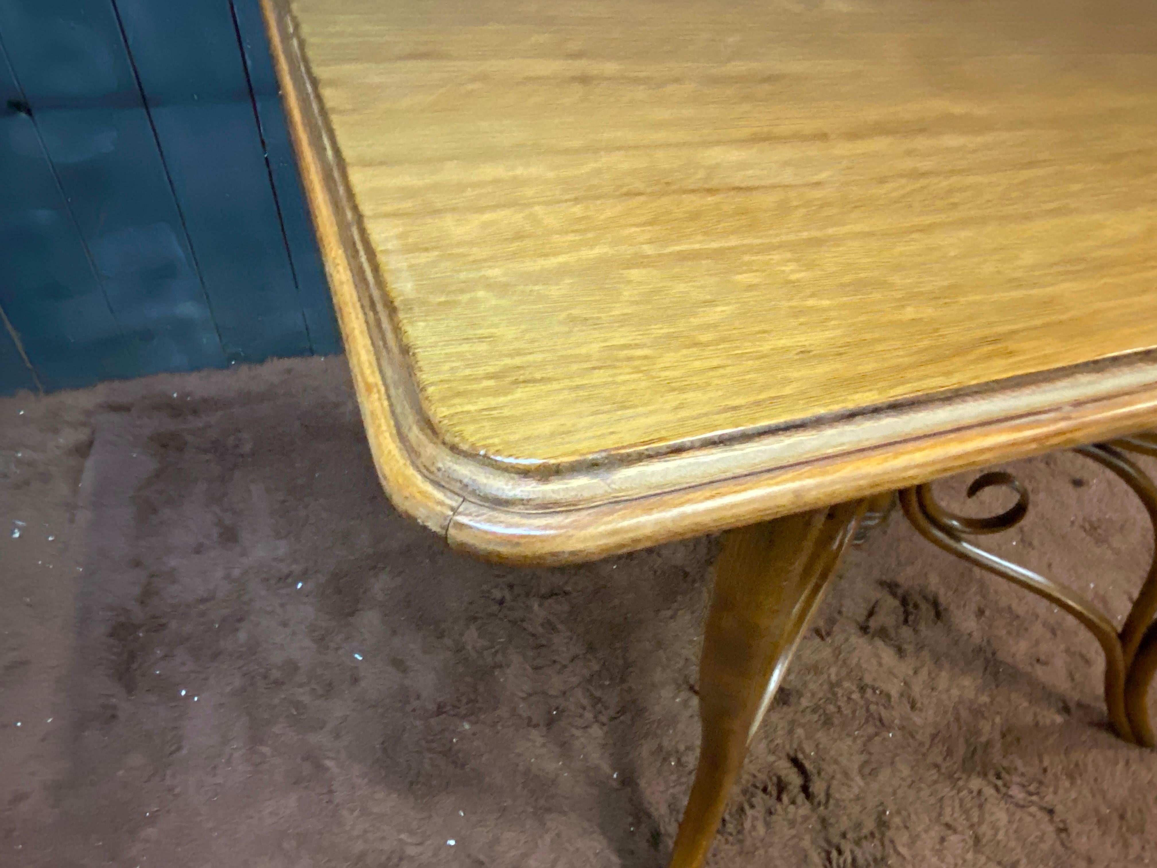 Noyer Table en noyer de style Thonet Art Nouveau, circa 1900 en vente