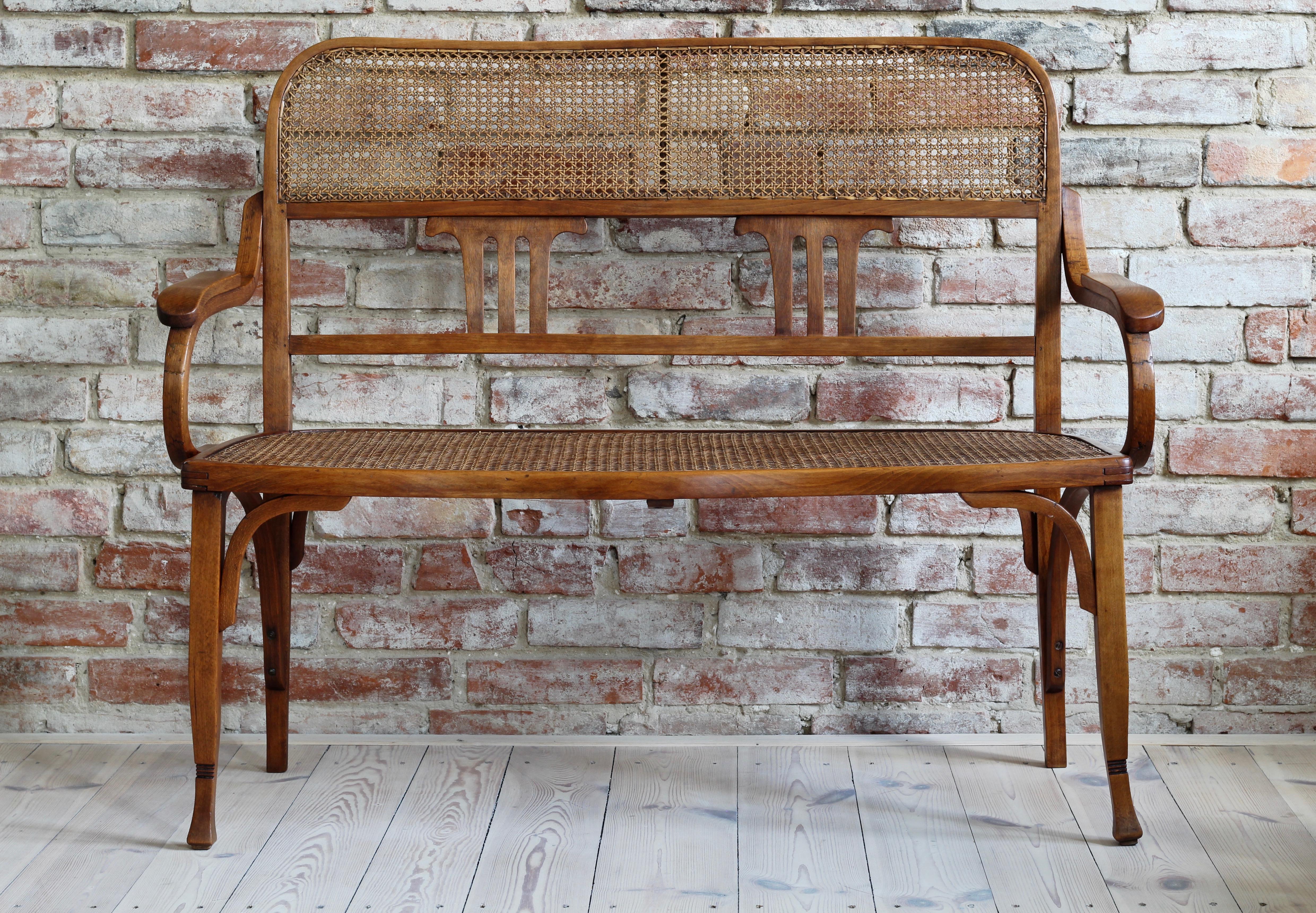 Thonet Style Bentwood Bench Settee in Excellent Restored Condition In Good Condition In Wrocław, Poland