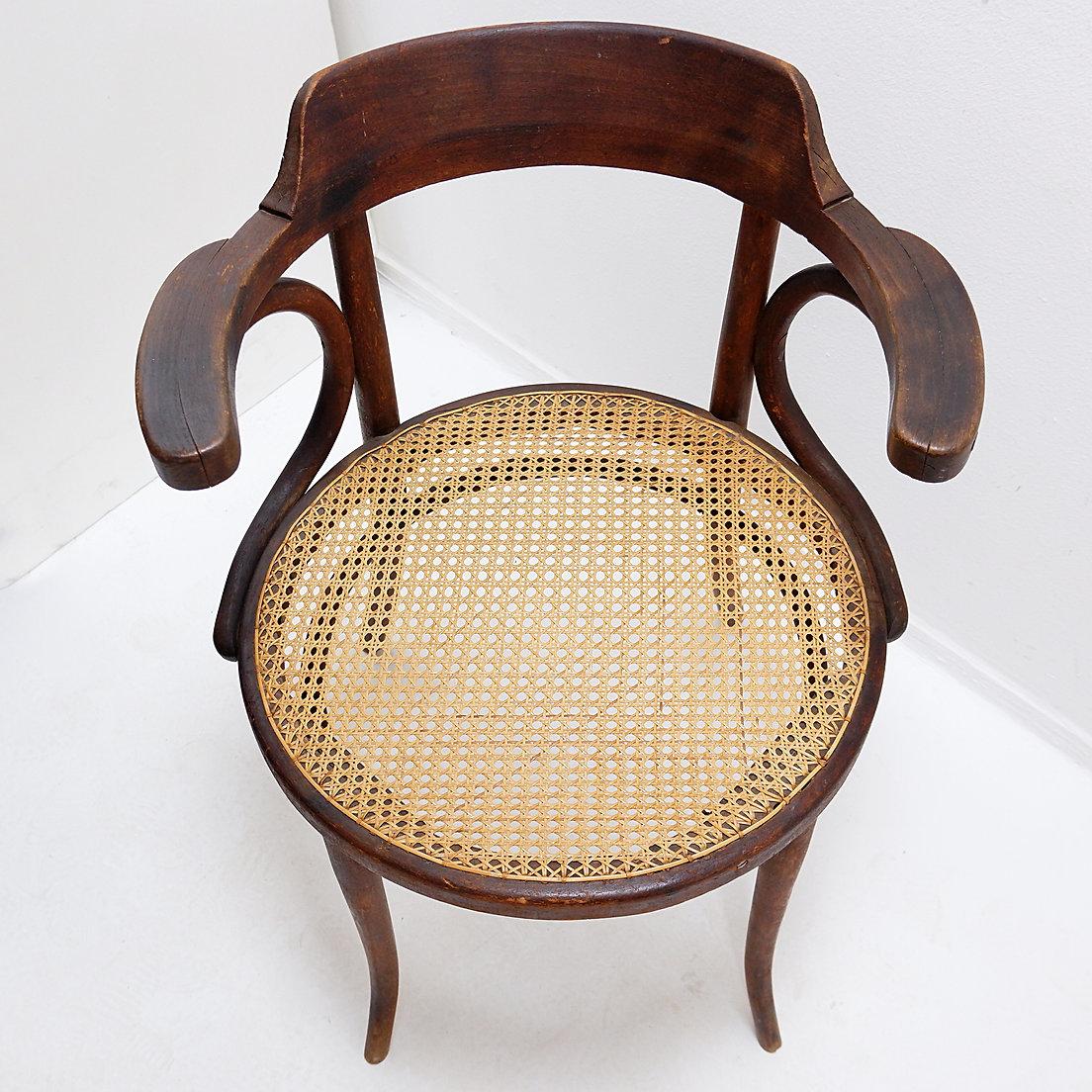 Bugholzstuhl im Thonet-Stil aus gebeizter Buche mit einem Sitz aus Rohrgeflecht.
Thonet Design Sitzmöbel
Maße: 55x52cm H:80cm - SH:47cm 
Armest Höhe : 73cm 

 