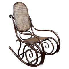 Silla mecedora de madera curvada al estilo Thonet, siglo XX