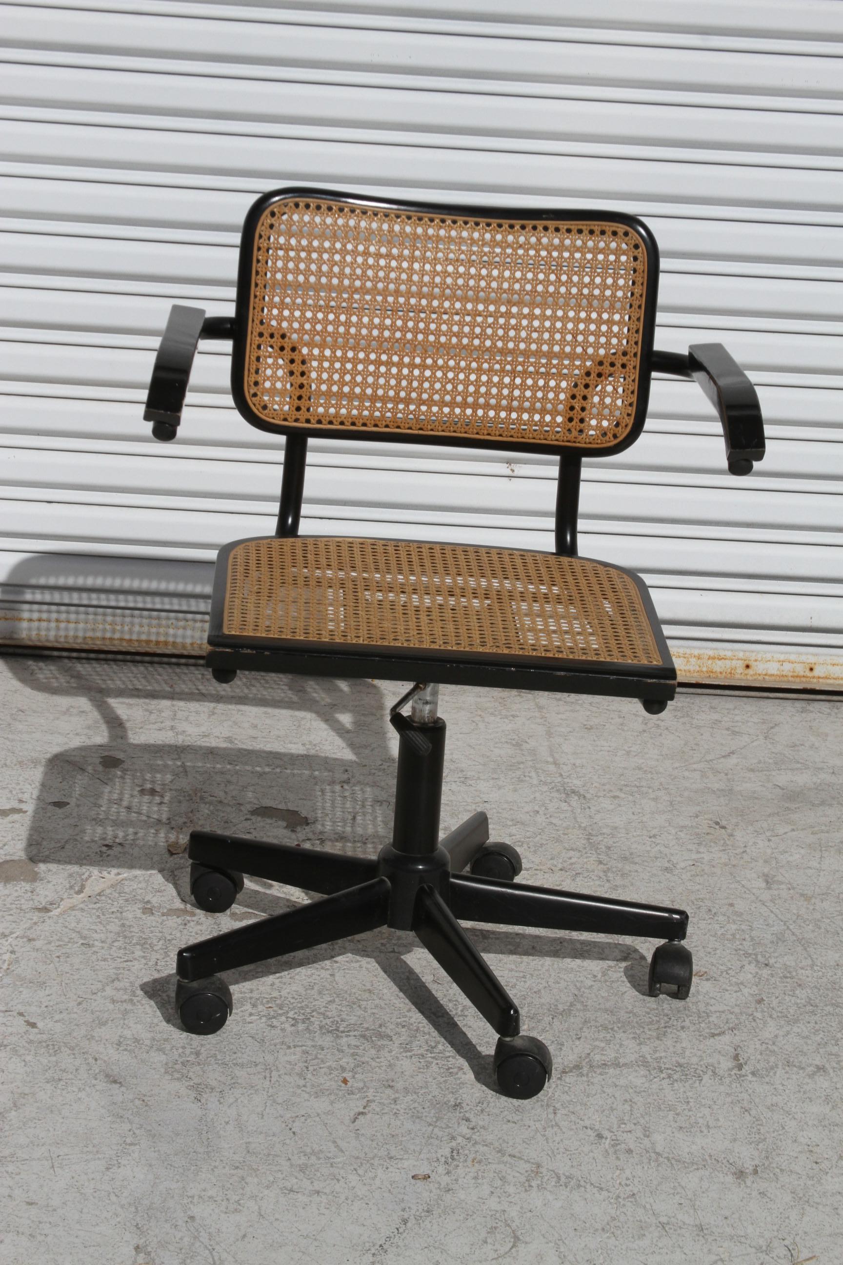 Bauhaus Fauteuil de bureau pivotant à canne de style Thonet en vente