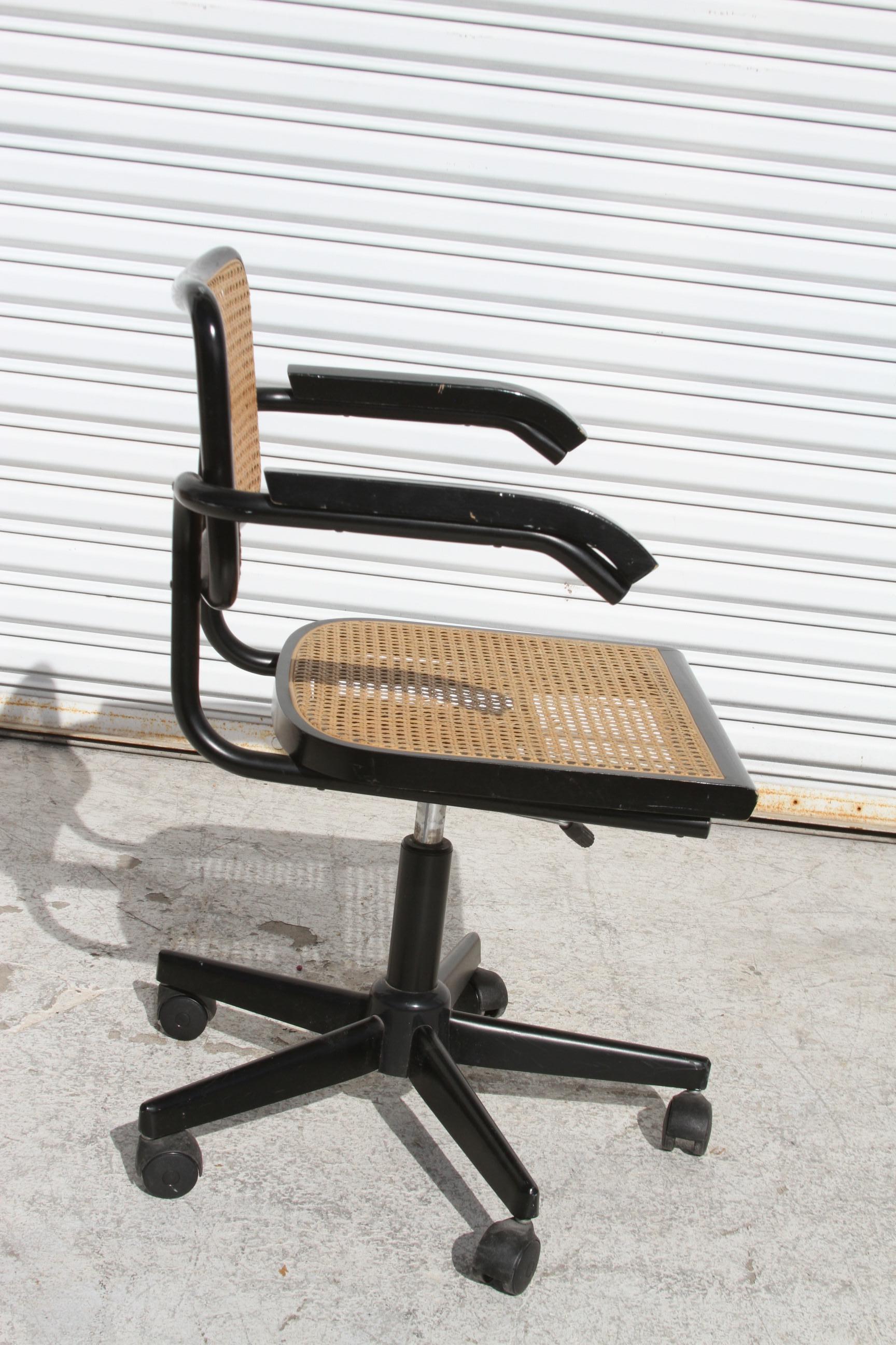 Fauteuil de bureau pivotant à canne de style Thonet Bon état - En vente à Pasadena, TX