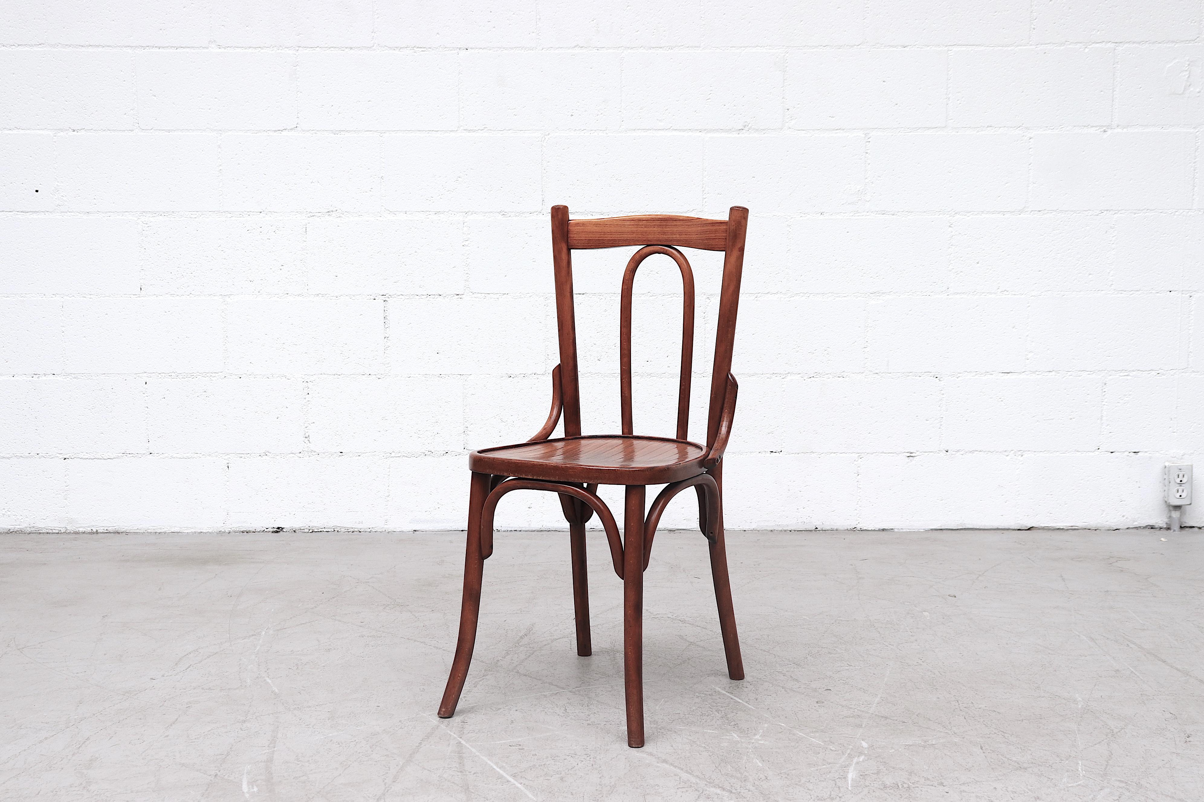 Thonet Stil Kirsche getönten Holz Bistro Stühle im Zustand „Gut“ in Los Angeles, CA