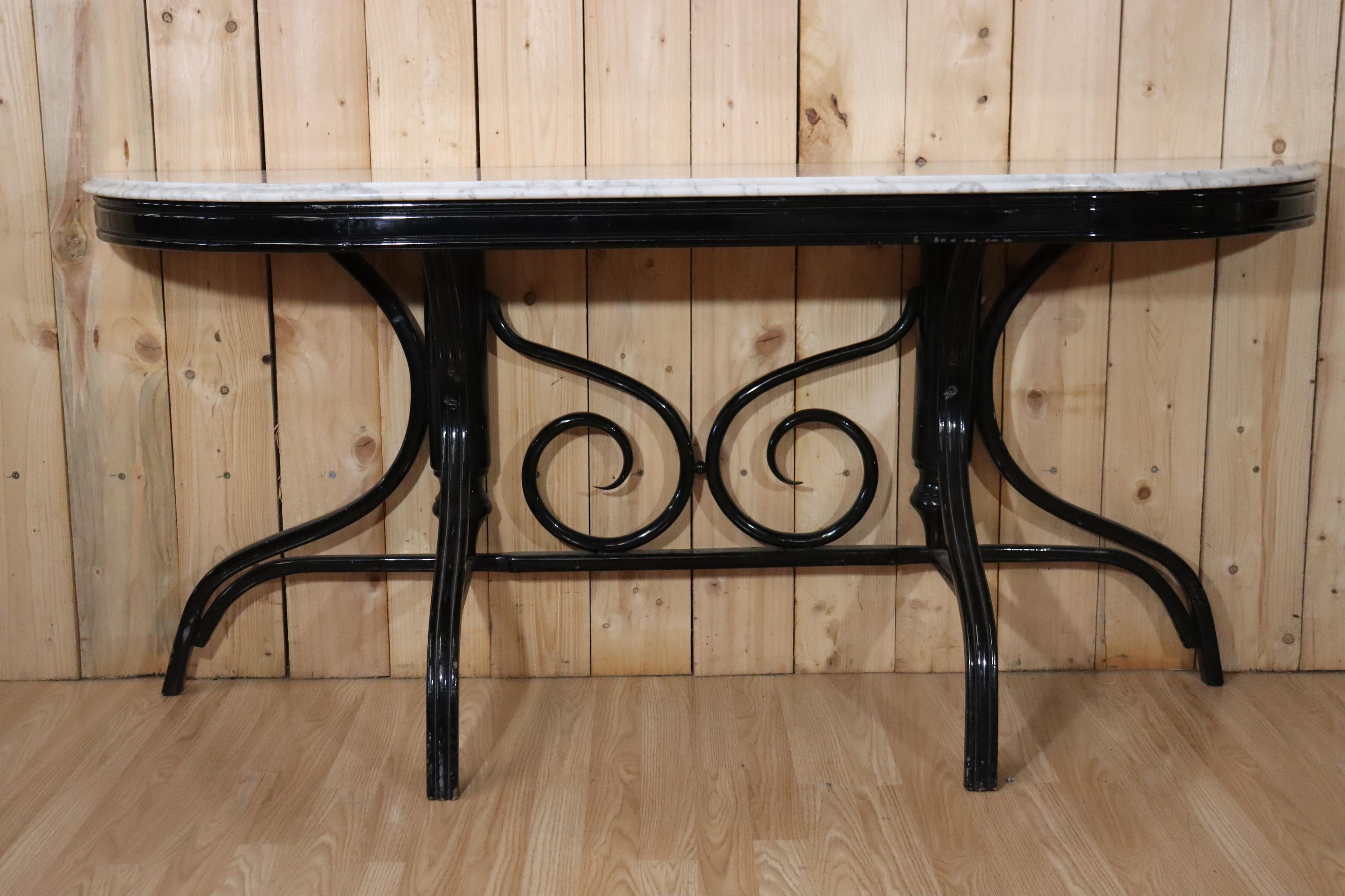 Large console table in curved wood with a white veined marble top. In the style of Thonet. The wood is black lacquered beech. The white marble top is in excellent condition. Beautiful light gray veining that blends perfectly with the black structure.