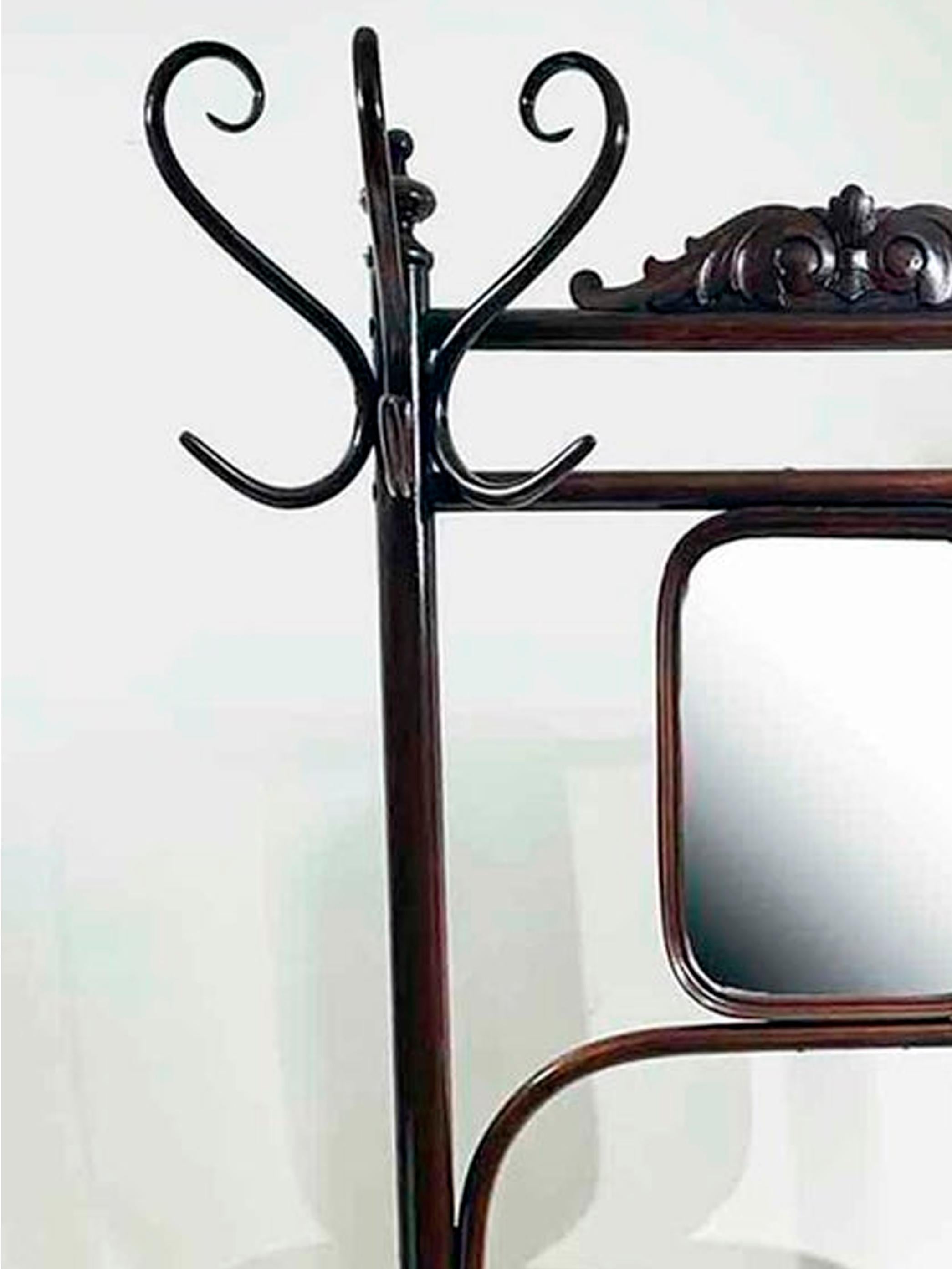 Appendiabiti da ingresso in stile Thonet con specchio In condizioni buone in vendita a Beirut, LB
