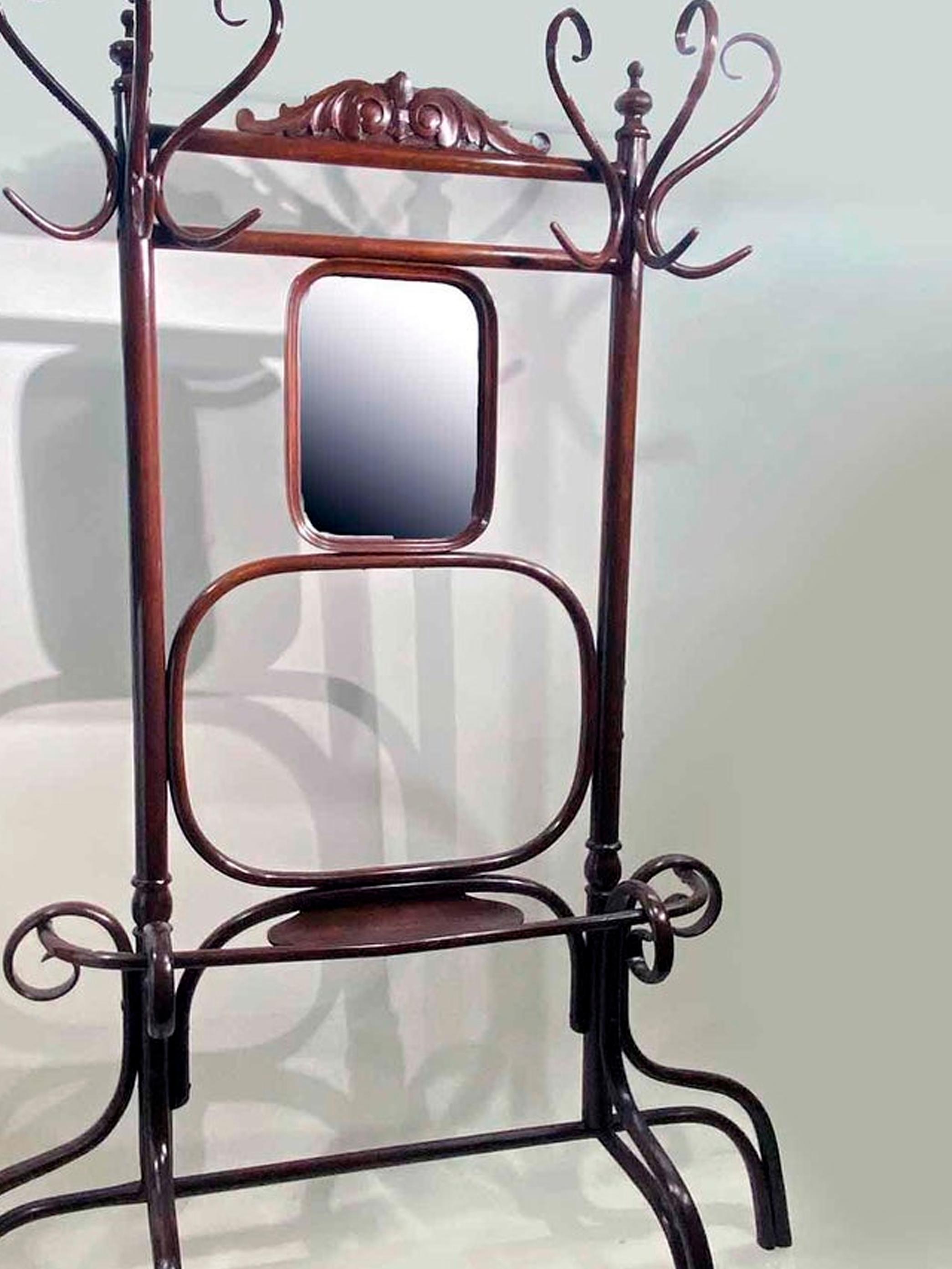 Legno curvato Appendiabiti da ingresso in stile Thonet con specchio in vendita