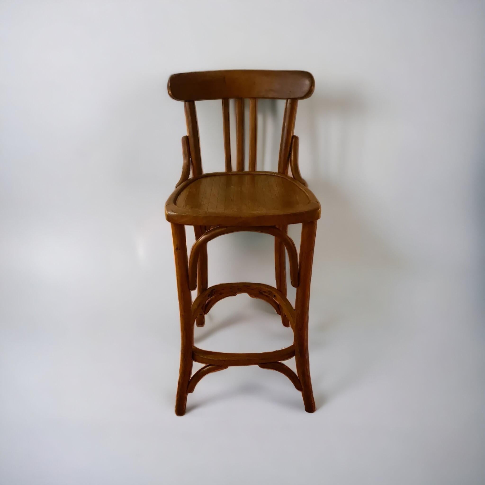 Thonet style high stool in curved wood, 20th century, great patina 


Thonet opened his own cabinetmaking workshop in 1819, but it was in the early 1840s that he began experimenting with folding and gluing wooden sticks. Thus, in 1841, the first
