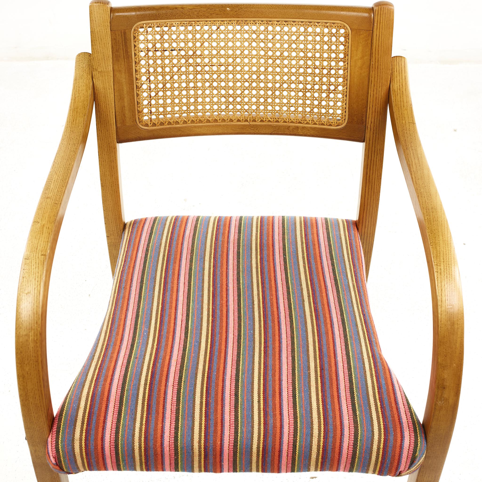 Juego de 4 sillones de ratán y madera curvada estilo Thonet de mediados de siglo en venta 3