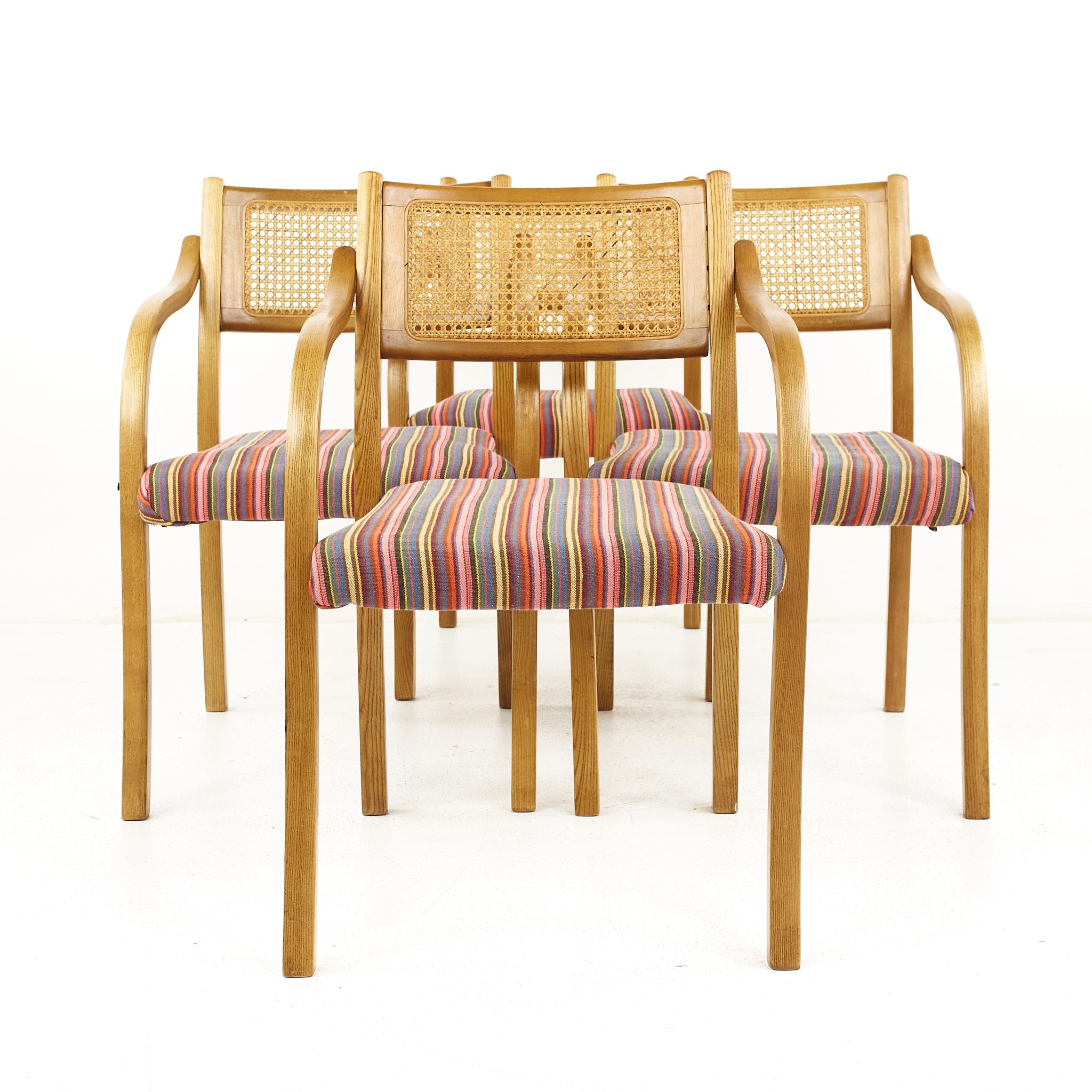 Fauteuils en rotin et bois courbé de style Thonet du milieu du siècle dernier - Lot de 4 

Chaque chaise mesure : (L) 57,38 x (P) 47,38 x (H) 81,28 cm, avec une hauteur d'assise de 43,18 cm et une hauteur d'accoudoir de 66,04 cm 

Toutes les