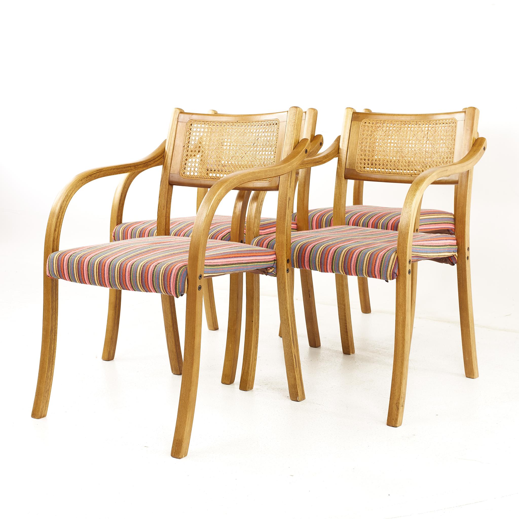 Mid-Century Modern Lot de 4 fauteuils de style Thonet en rotin et bois cintré du milieu du siècle dernier en vente