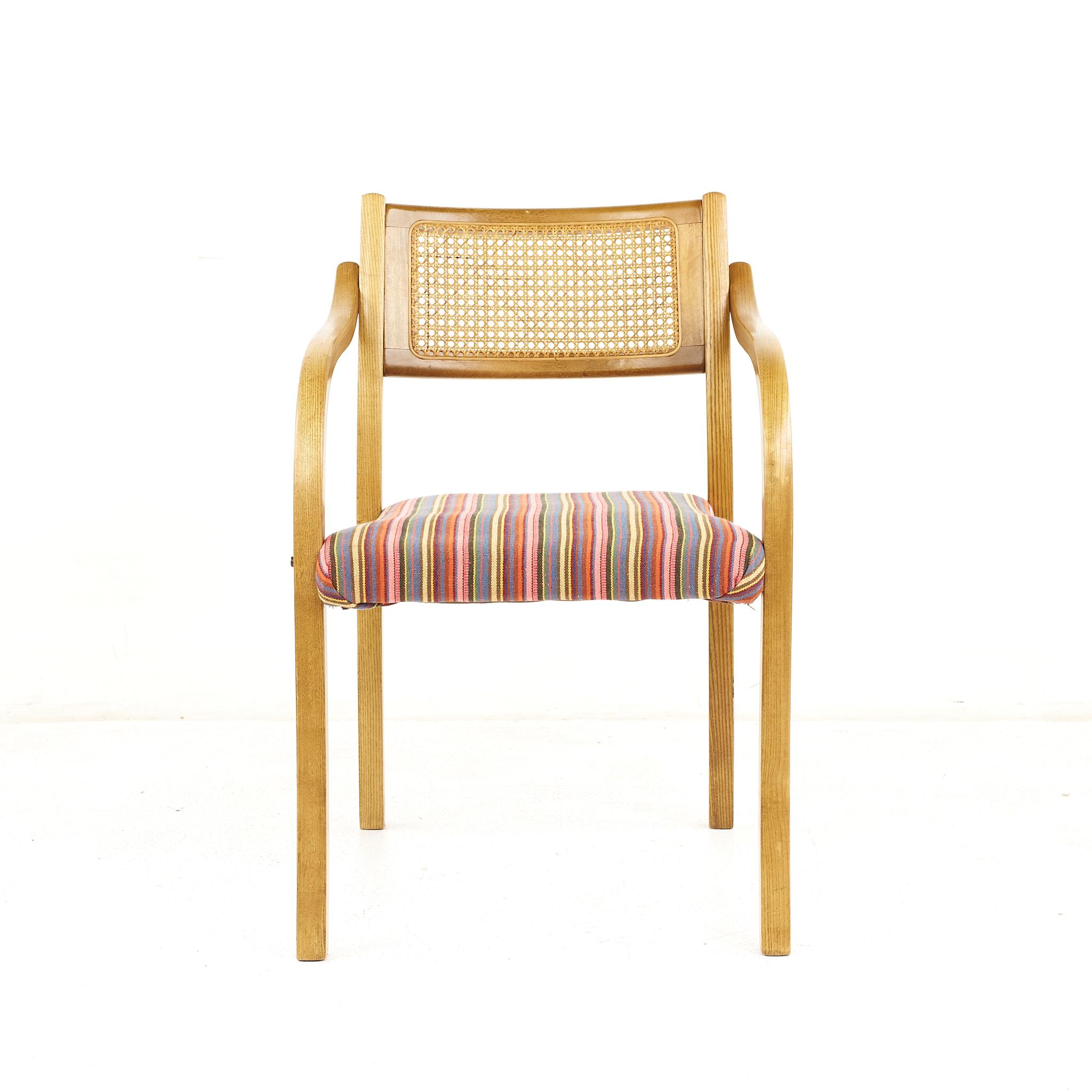 Juego de 4 sillones de ratán y madera curvada estilo Thonet de mediados de siglo en Bueno estado para la venta en Countryside, IL