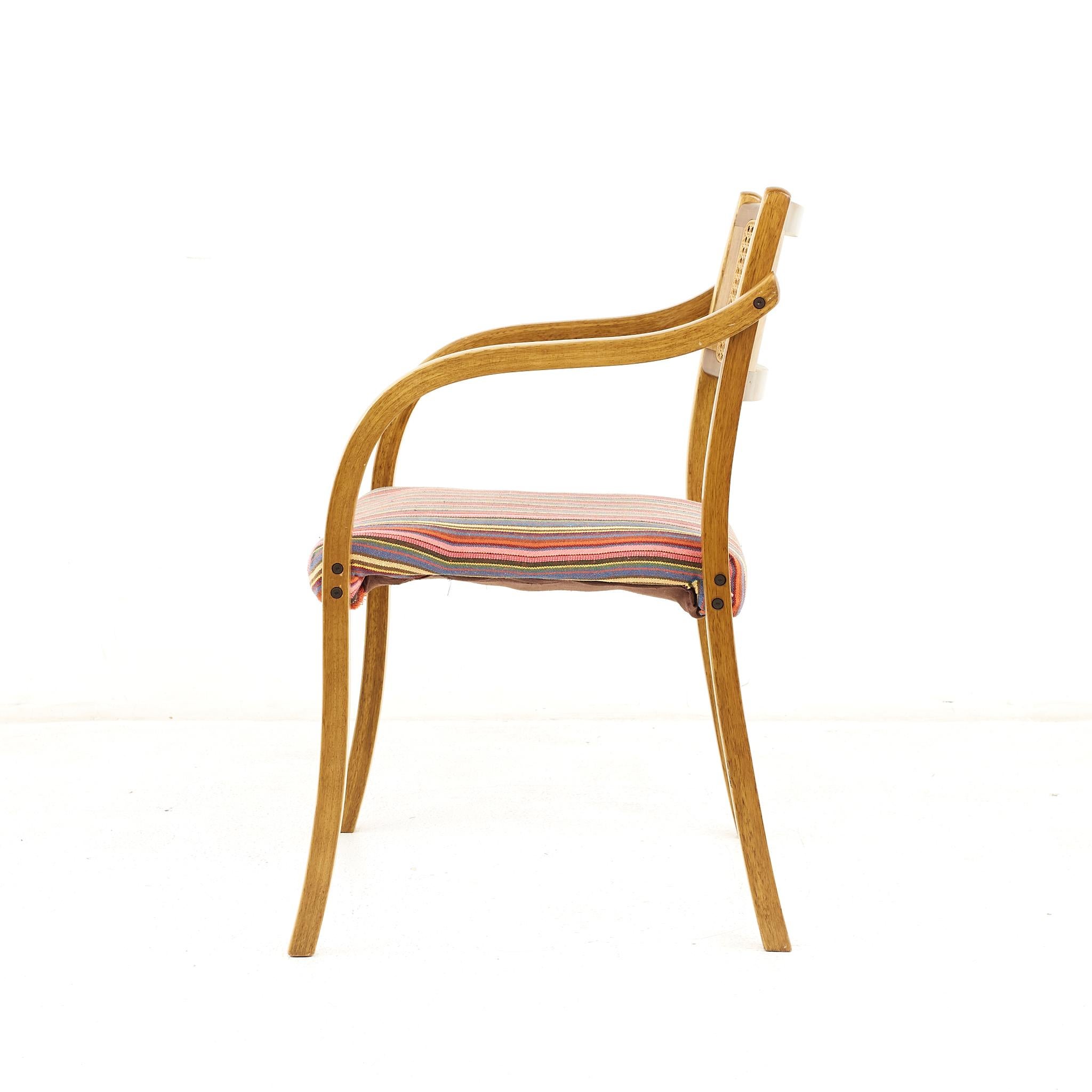 Lot de 4 fauteuils de style Thonet en rotin et bois cintré du milieu du siècle dernier en vente 2