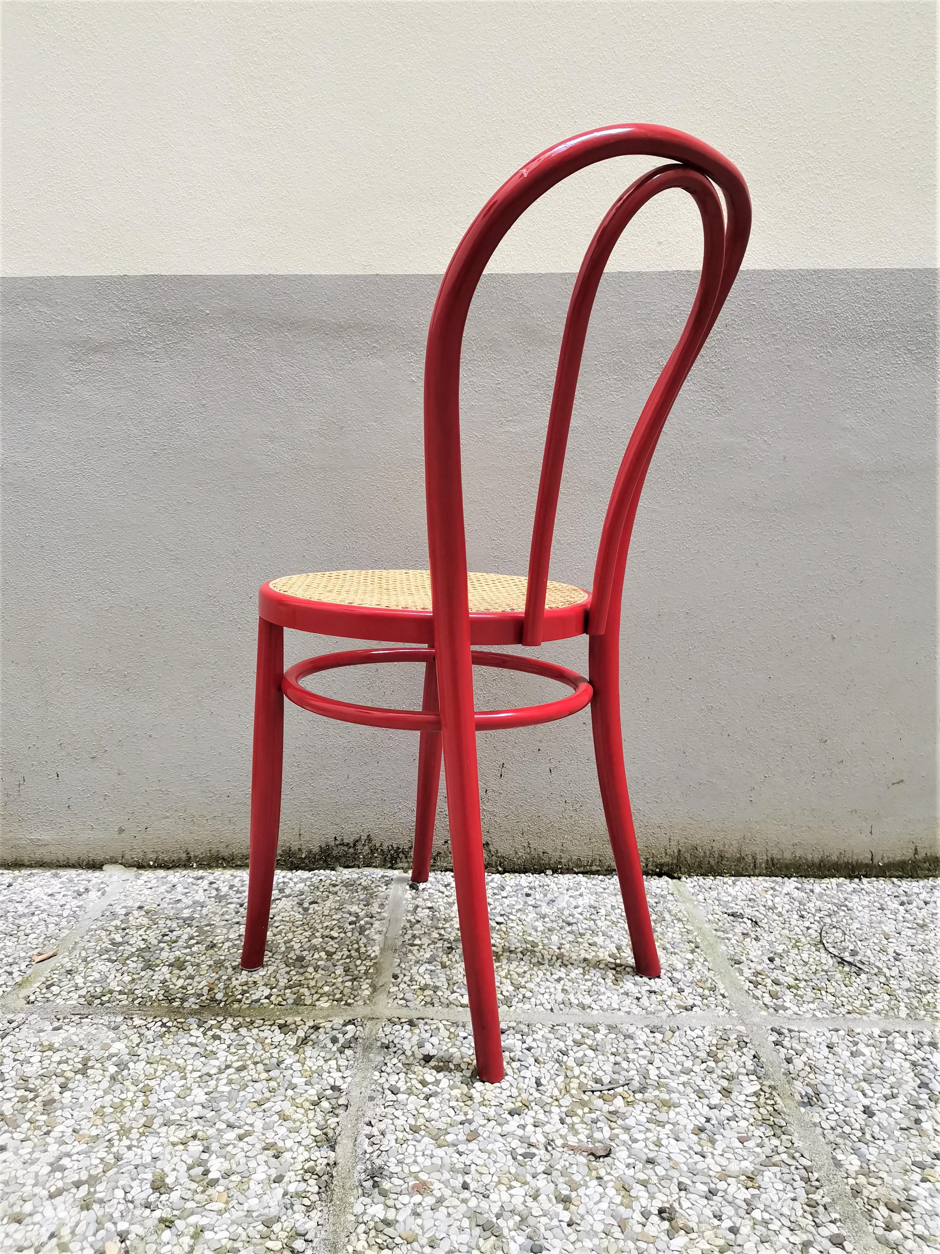 Sedia da pranzo rossa in stile Thonet realizzata da Dal Vera, Italia, anni '80. Realizzato in legno di faggio curvato e rifinito in rosso brillante. La seduta è in canna/rattan. In condizioni vintage originali.

Periodo: 1980s

Paese di produzione: