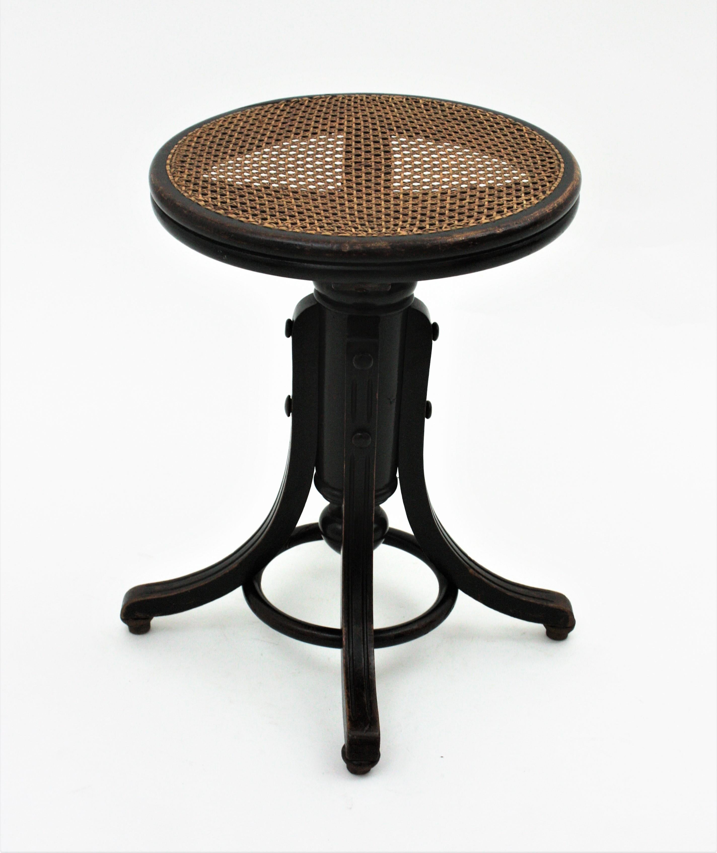 Thonet Style Revolving Stool with Cane Seat In Good Condition For Sale In Barcelona, ES