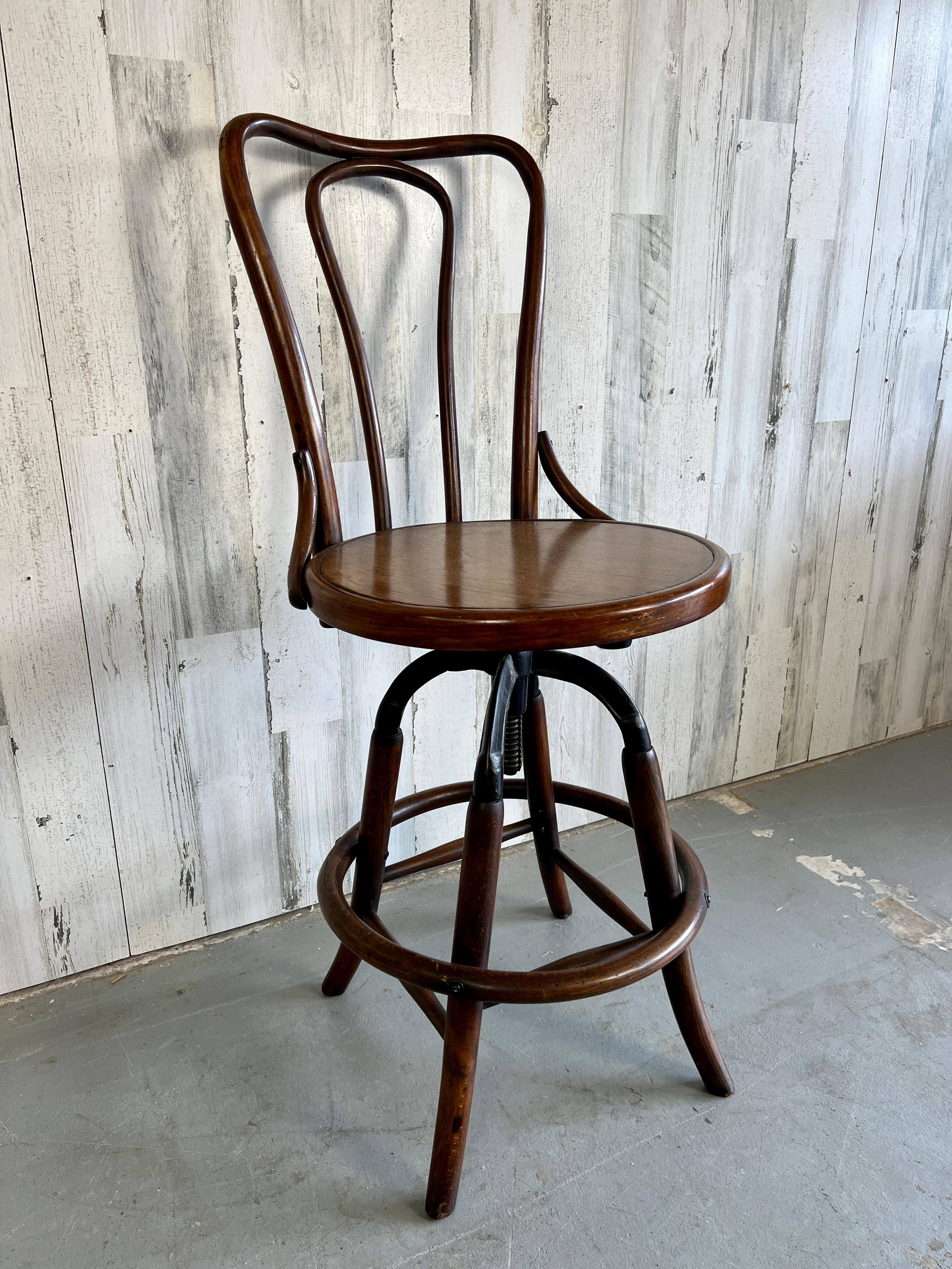 Roumain Tabouret d'opérateur en bois cintré de style Thonet en vente