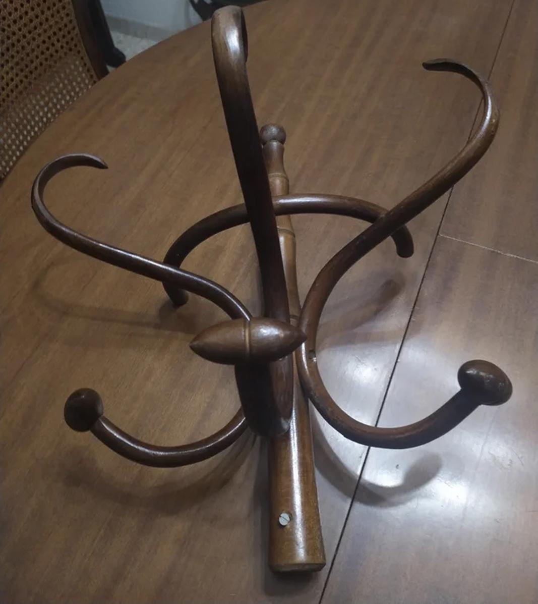 

 Thonet,  Appendiabiti
 
È in ottime condizioni.



