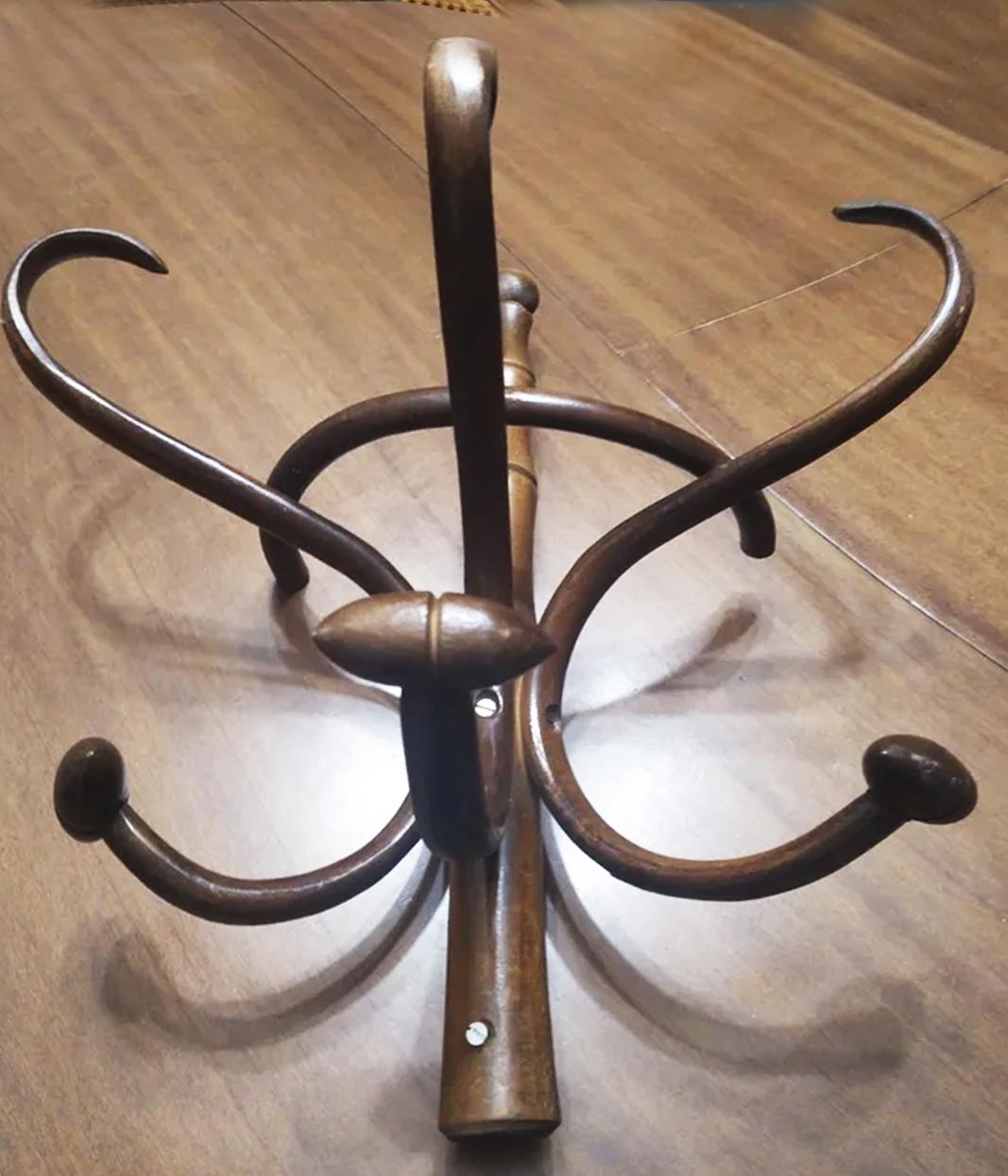Art Nouveau Appendiabiti e Coates in legno in stile Thonet in vendita