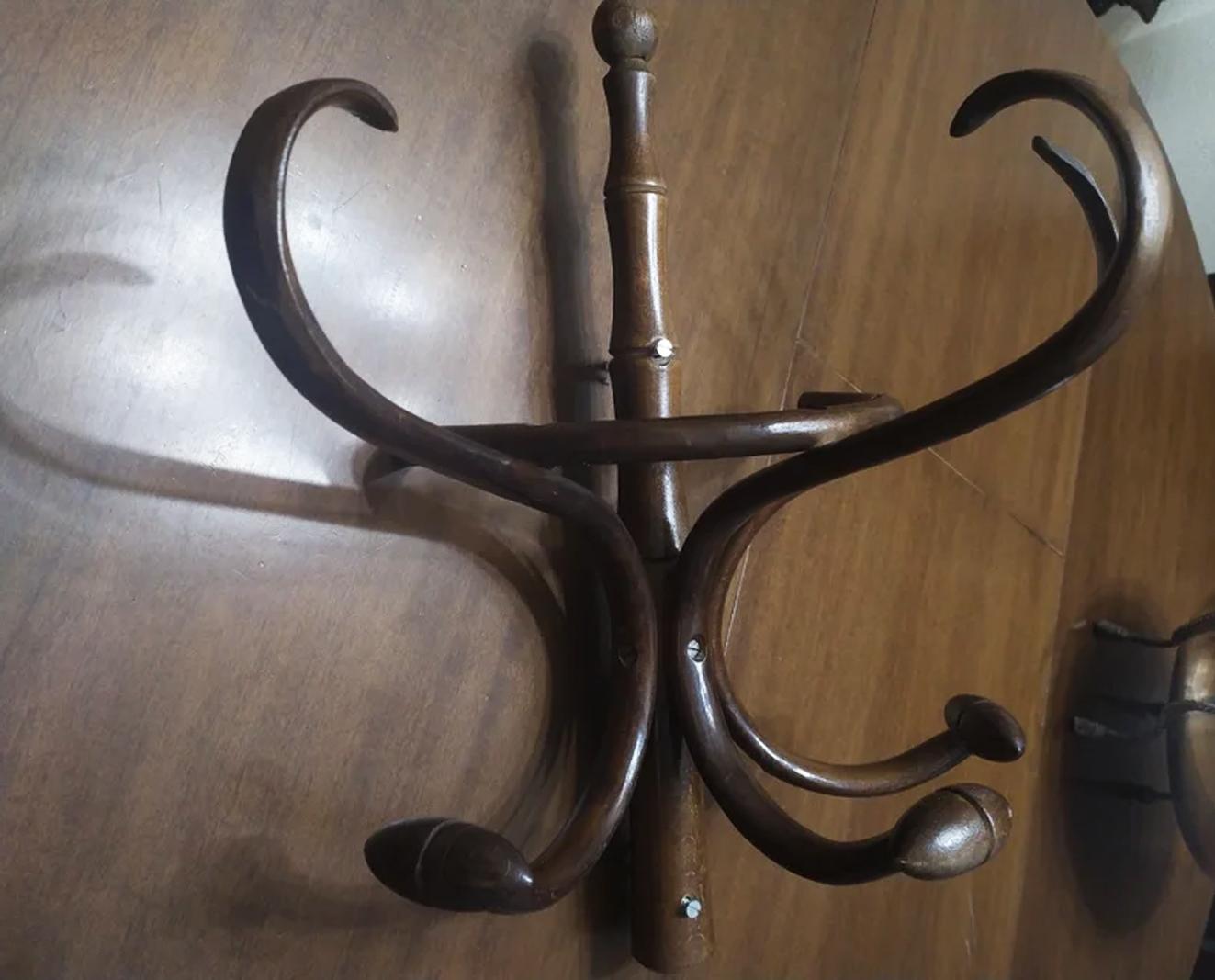 Metà XX secolo Appendiabiti e Coates in legno in stile Thonet in vendita