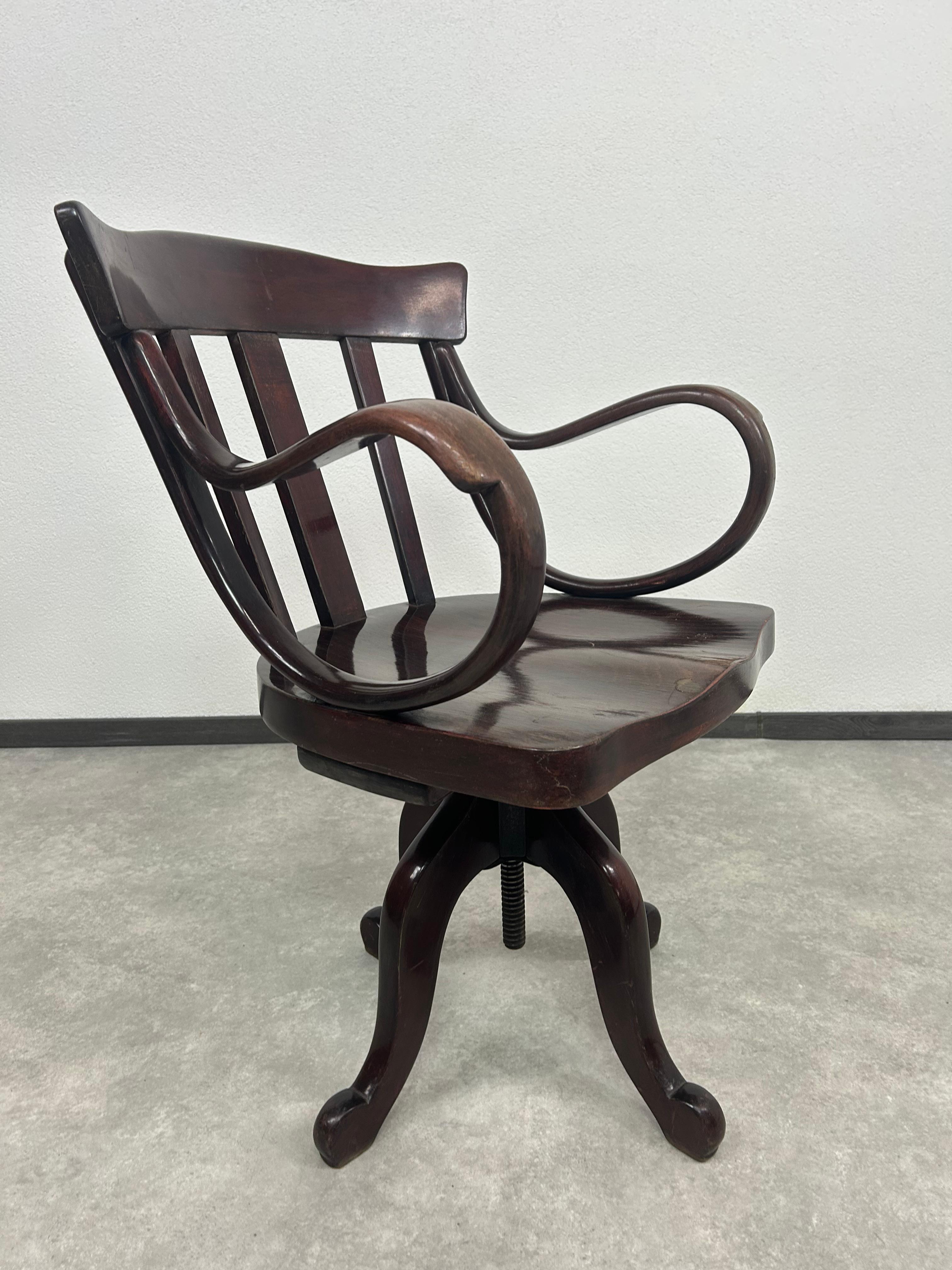 Chaise pivotante Thonet no.5541 en état d'origine vintage avec des signes d'utilisation.