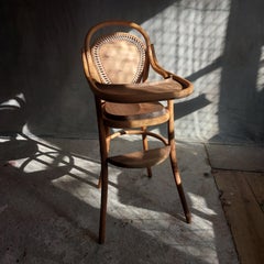 Thonet Toddler Hoher Stuhl, Thonet-Sockel, neu erfundener Sitz aus Nussbaumholz und Rückenlehne