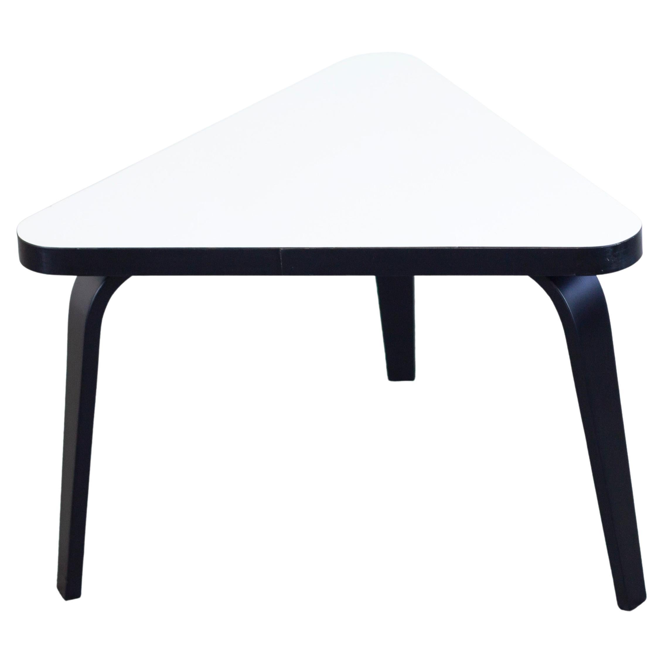 Table d'appoint triangulaire Thonet en vente