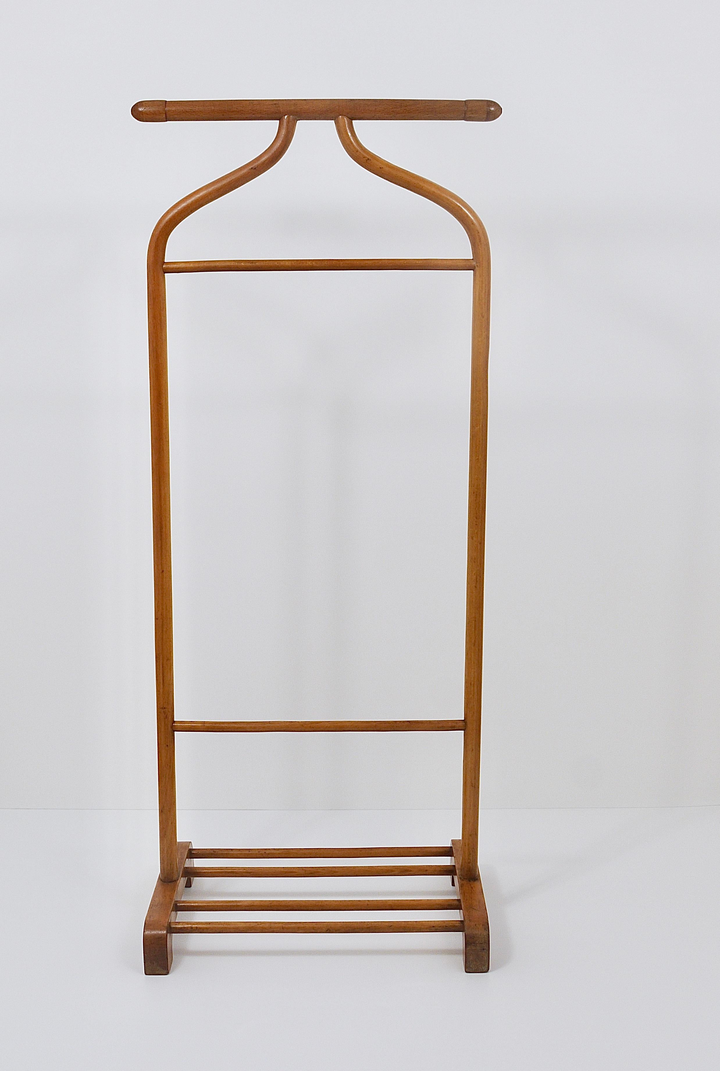 An elegant Art Deco gentleman’s valet / clothing or dressing stand from the 1920s, designed and executed by Gebrüder Thonet Vienna in Austria. Made of bentwood beech. With a coat hanger and a pant bar, it has been made to hold jacket, shirt, pants,