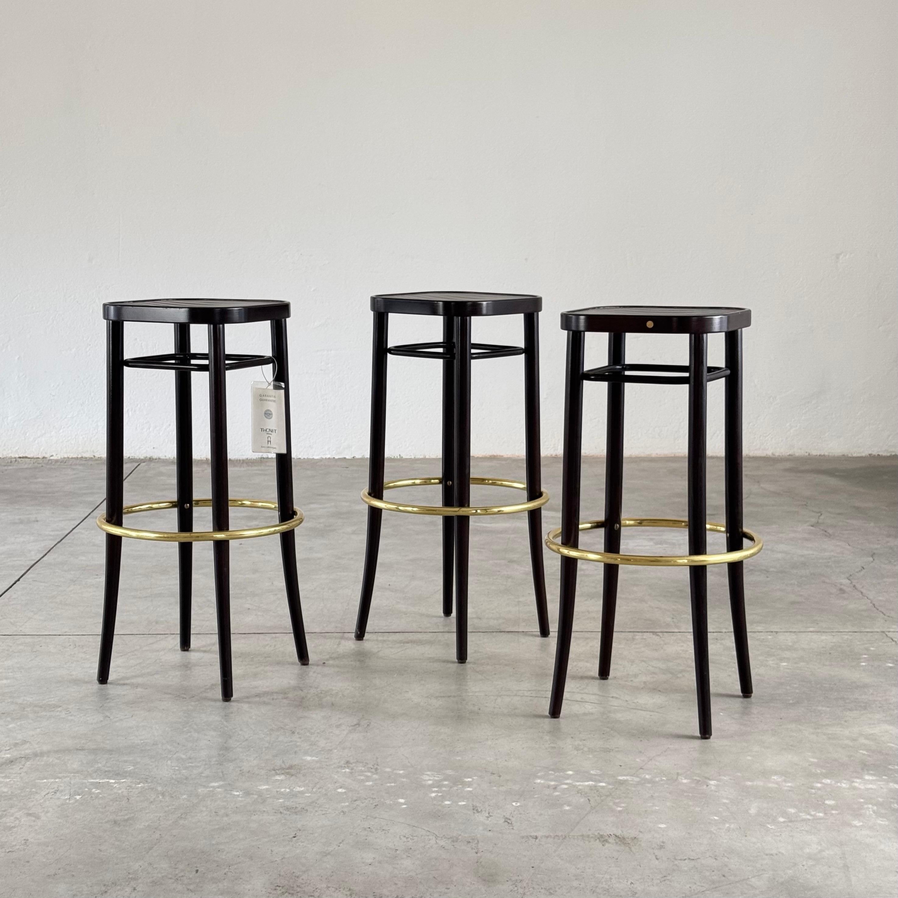 Un rare et élégant ensemble de trois tabourets de bar de Gebrüder Thonet Vienna, impeccablement conservé à partir des archives d'une galerie fermée - stock mort, intact, et complet avec l'étiquette de garantie d'origine. Produites en 2002, ces