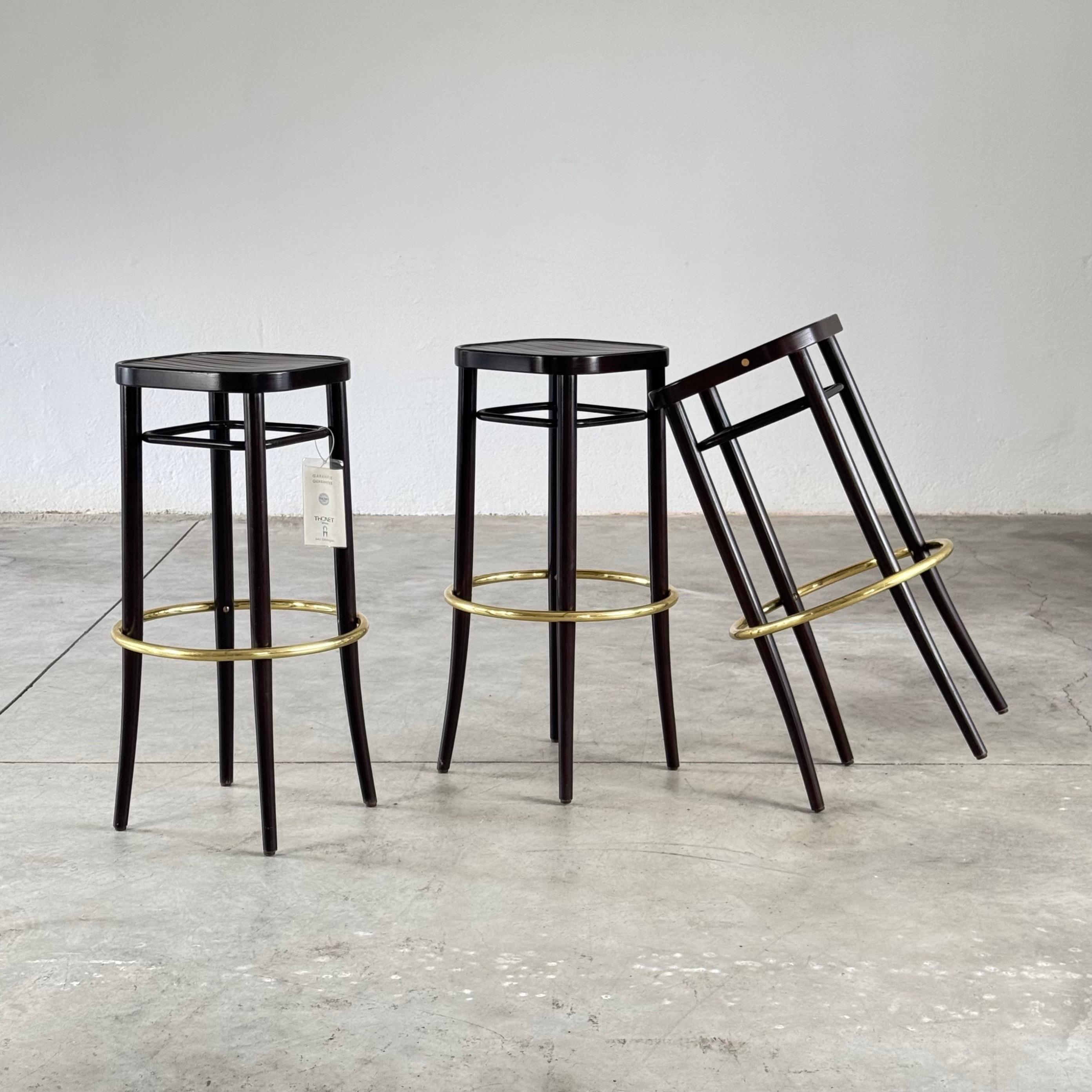 Art déco Thonet Vienna Art Deco Revival Tabourets de bar avec repose-pieds en laiton, lot de 3 en vente