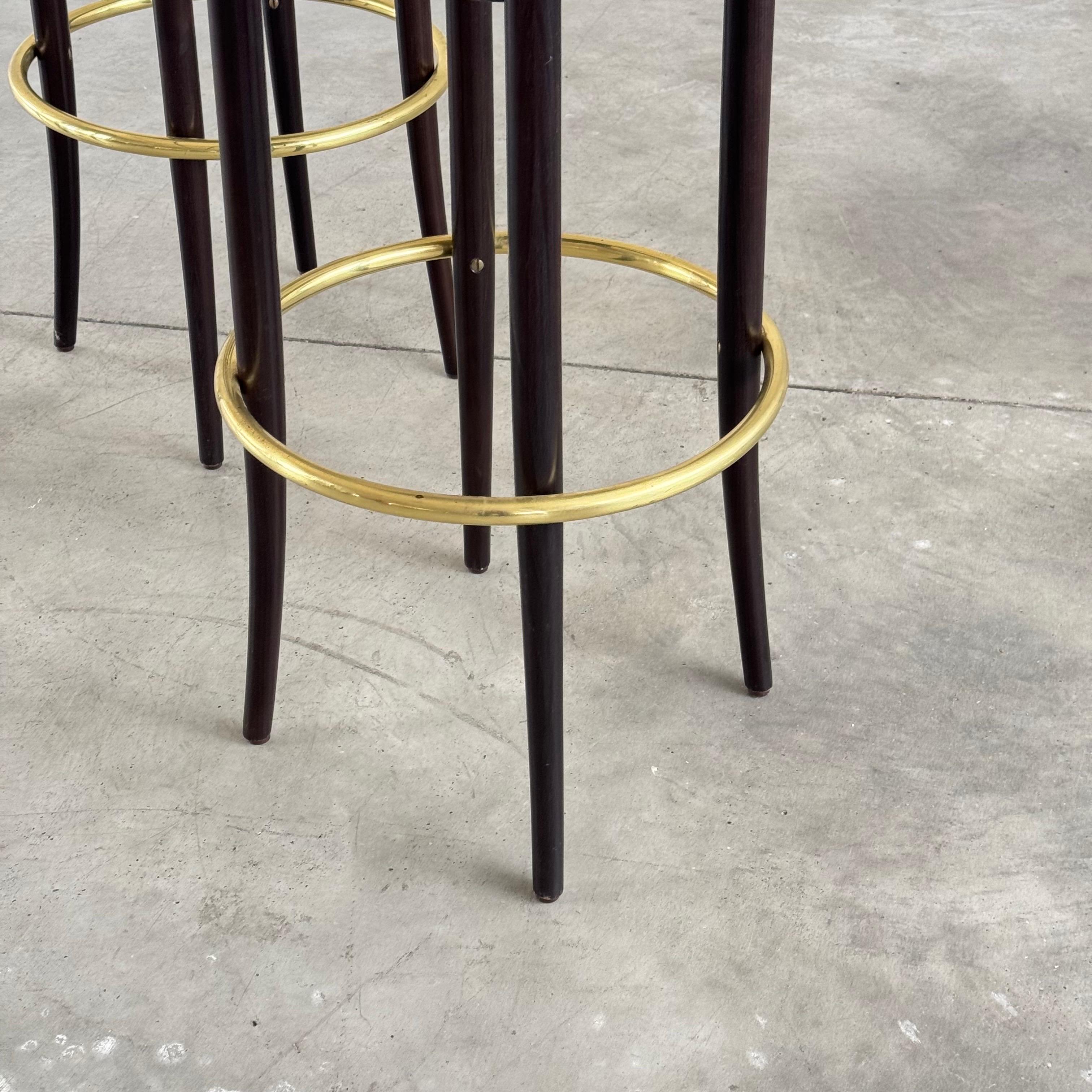 Autrichien Thonet Vienna Art Deco Revival Tabourets de bar avec repose-pieds en laiton, lot de 3 en vente
