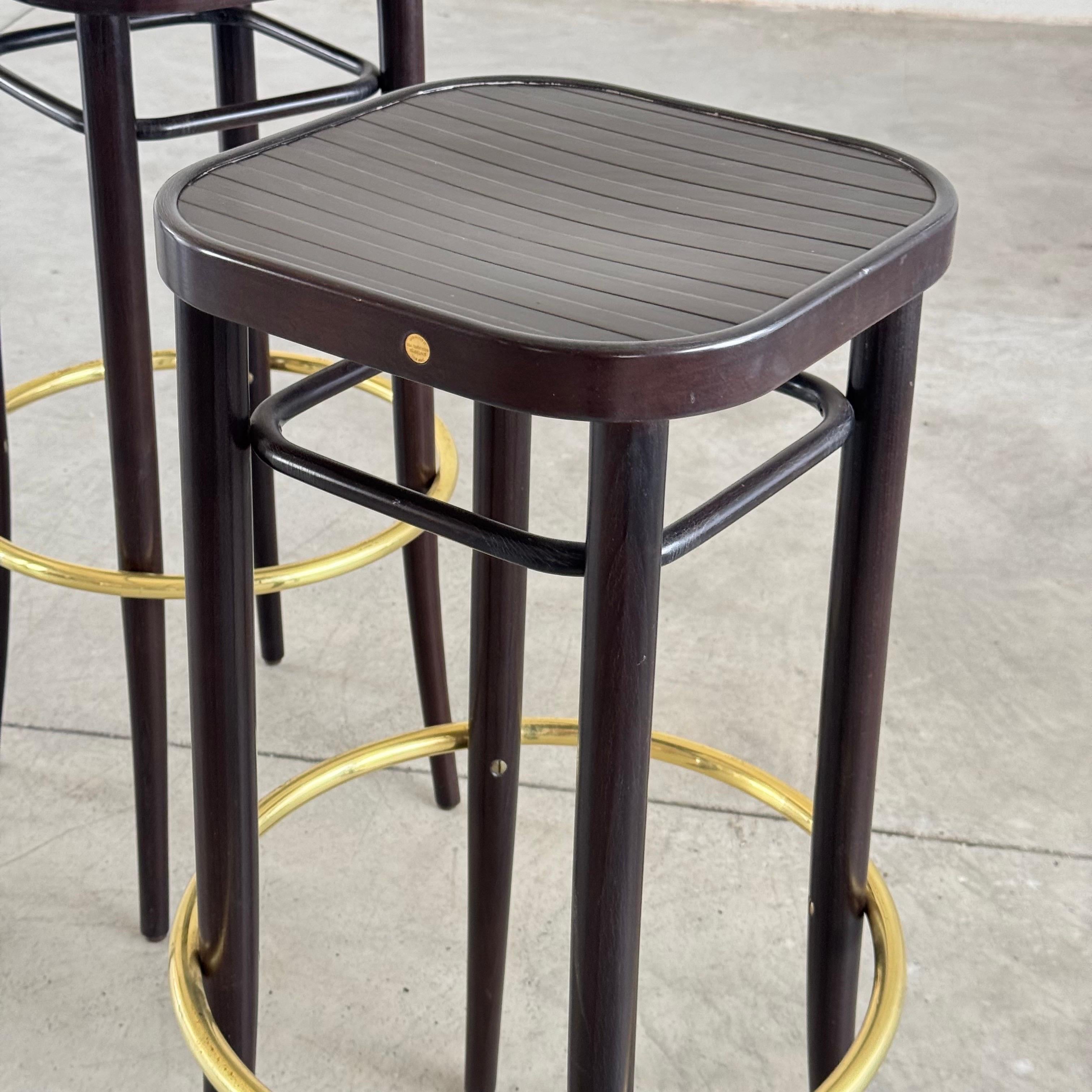 Fait main Thonet Vienna Art Deco Revival Tabourets de bar avec repose-pieds en laiton, lot de 3 en vente