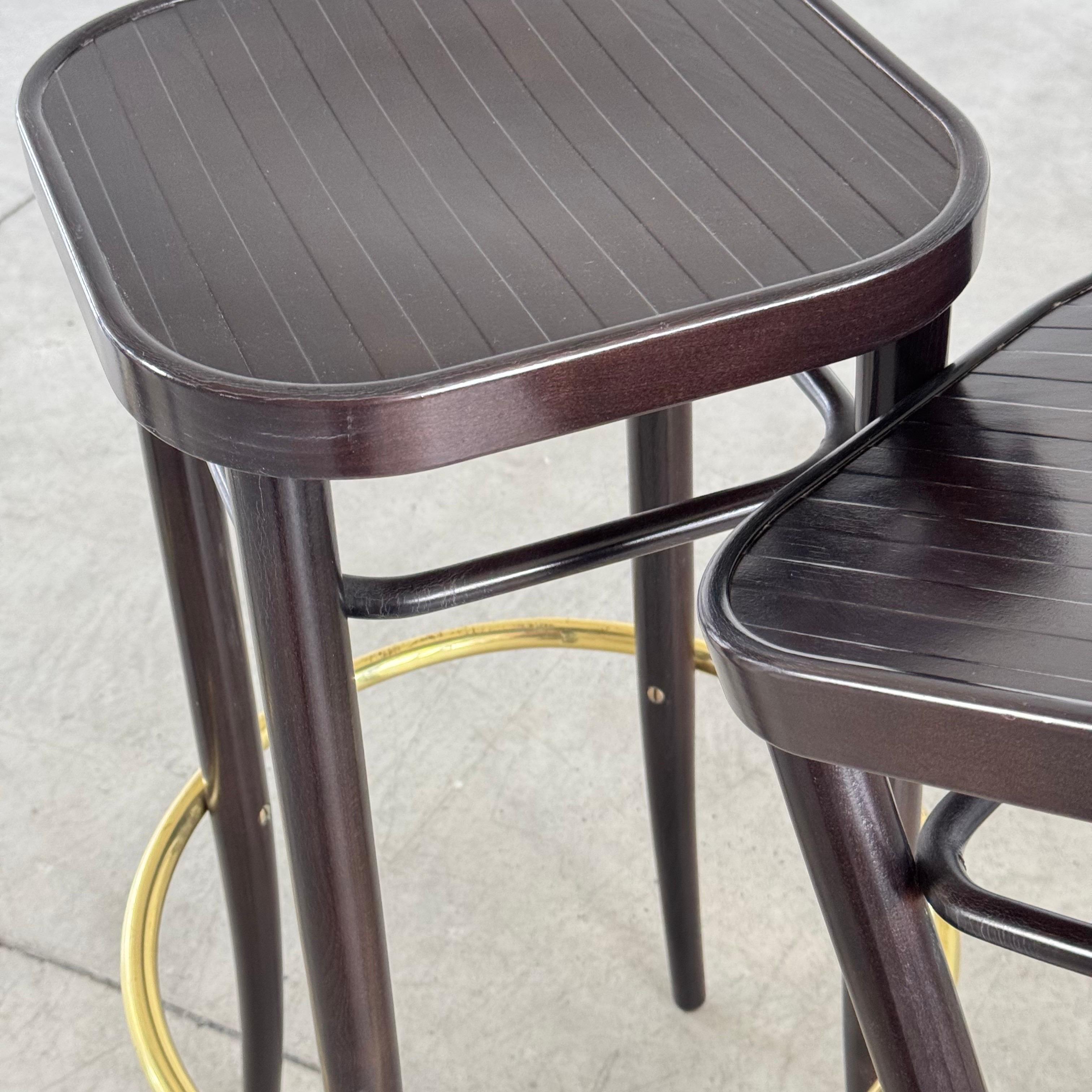 Laiton Thonet Vienna Art Deco Revival Tabourets de bar avec repose-pieds en laiton, lot de 3 en vente