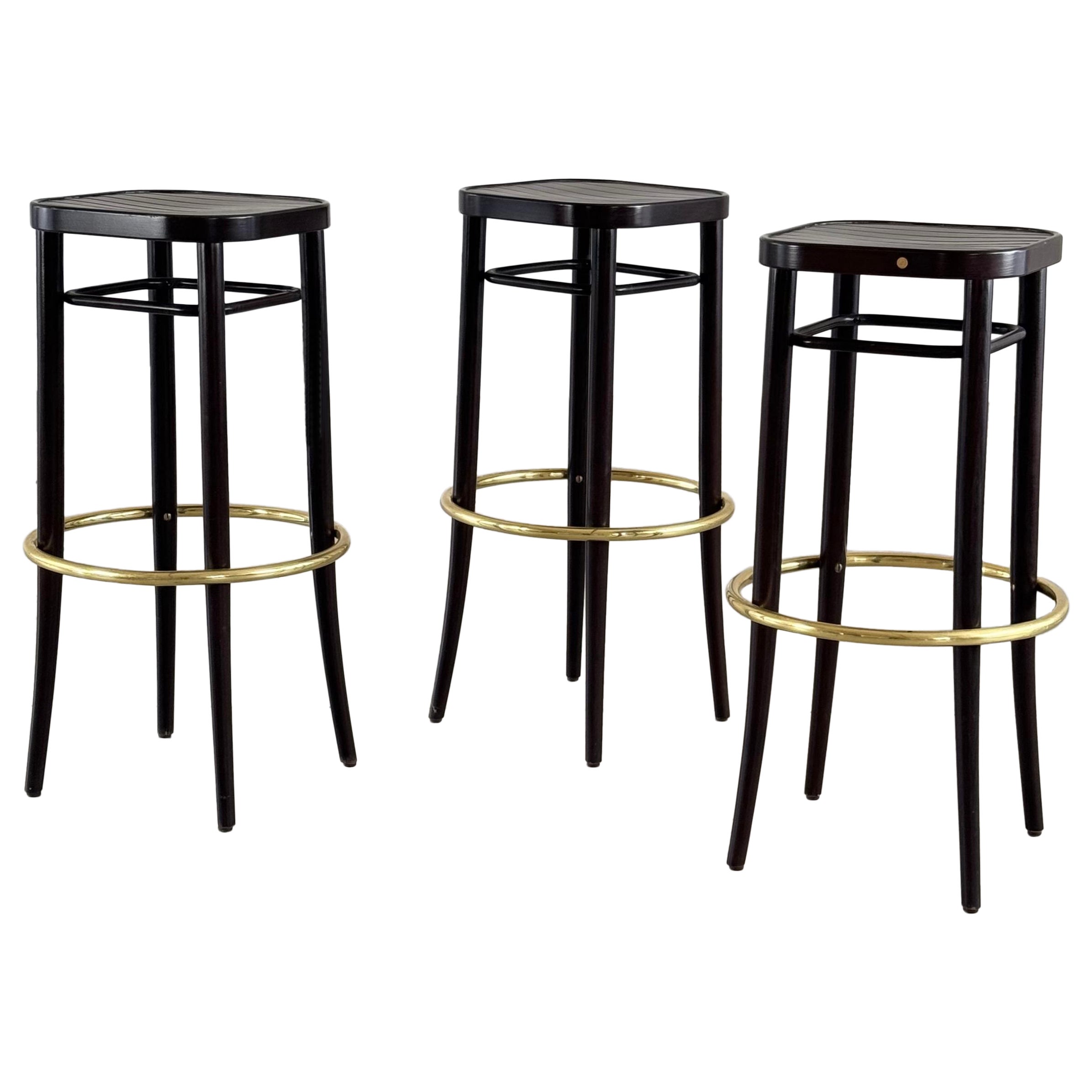 Thonet Vienna Art Deco Revival Tabourets de bar avec repose-pieds en laiton, lot de 3 en vente