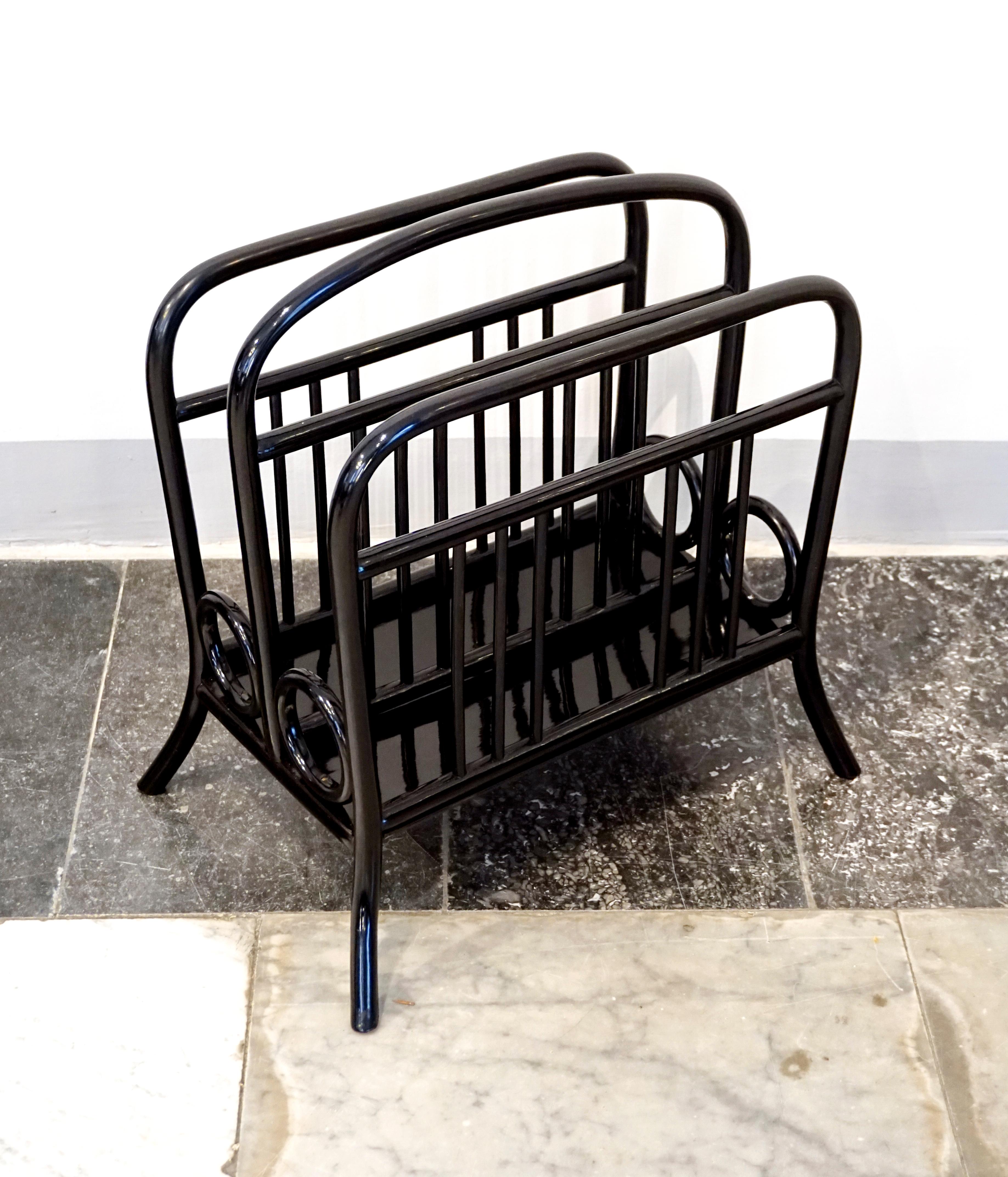 High-quality handwork, shapely bentwood, stained black

Manufactured by THONET BROTHERS, Vienna, around 1900
- original THONET sticker on the underside

Model number 33
Beech wood, stained black and hand-polished, reworked by
